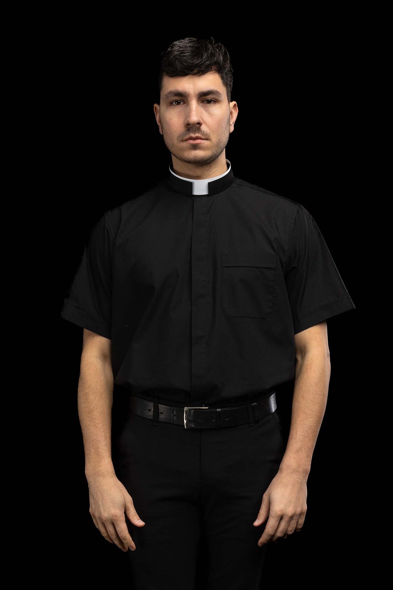 Camisa clerical romana negra de manga corta con alzacuello
