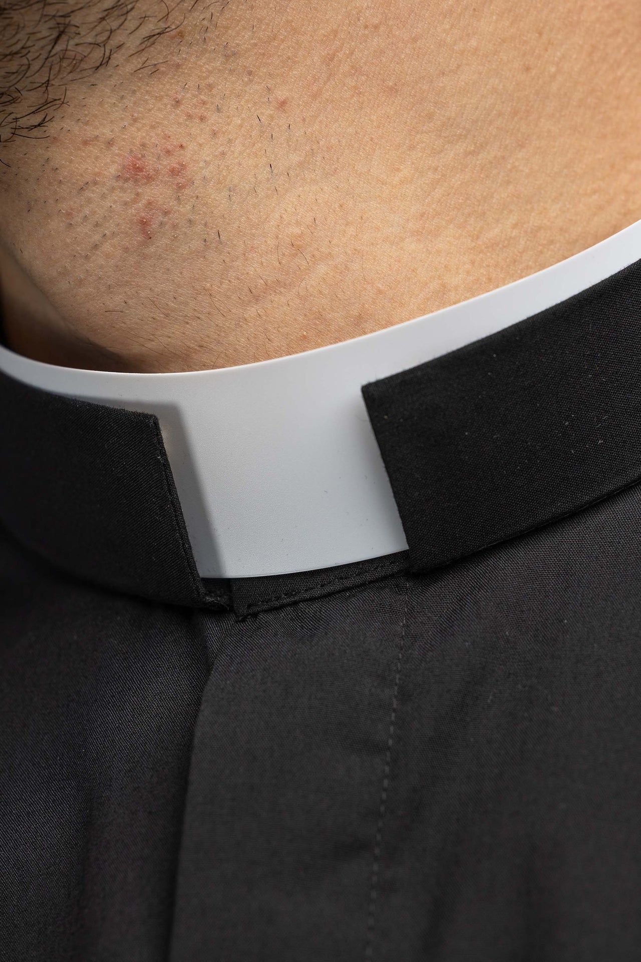 Camisa clerical romana negra de manga corta con alzacuello