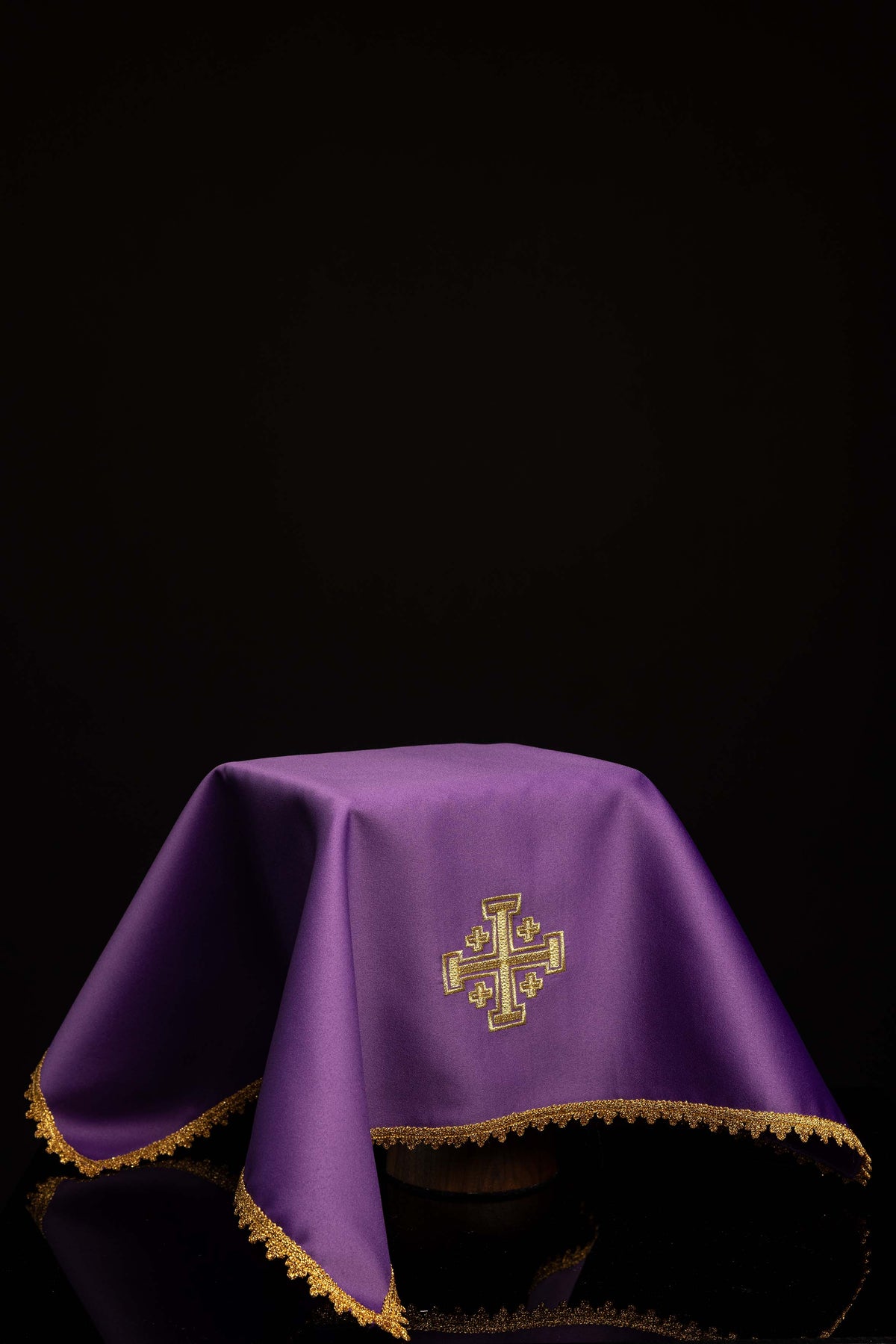 Velo para cáliz morado con Cruz de Jerusalén bordada y remate dorado
