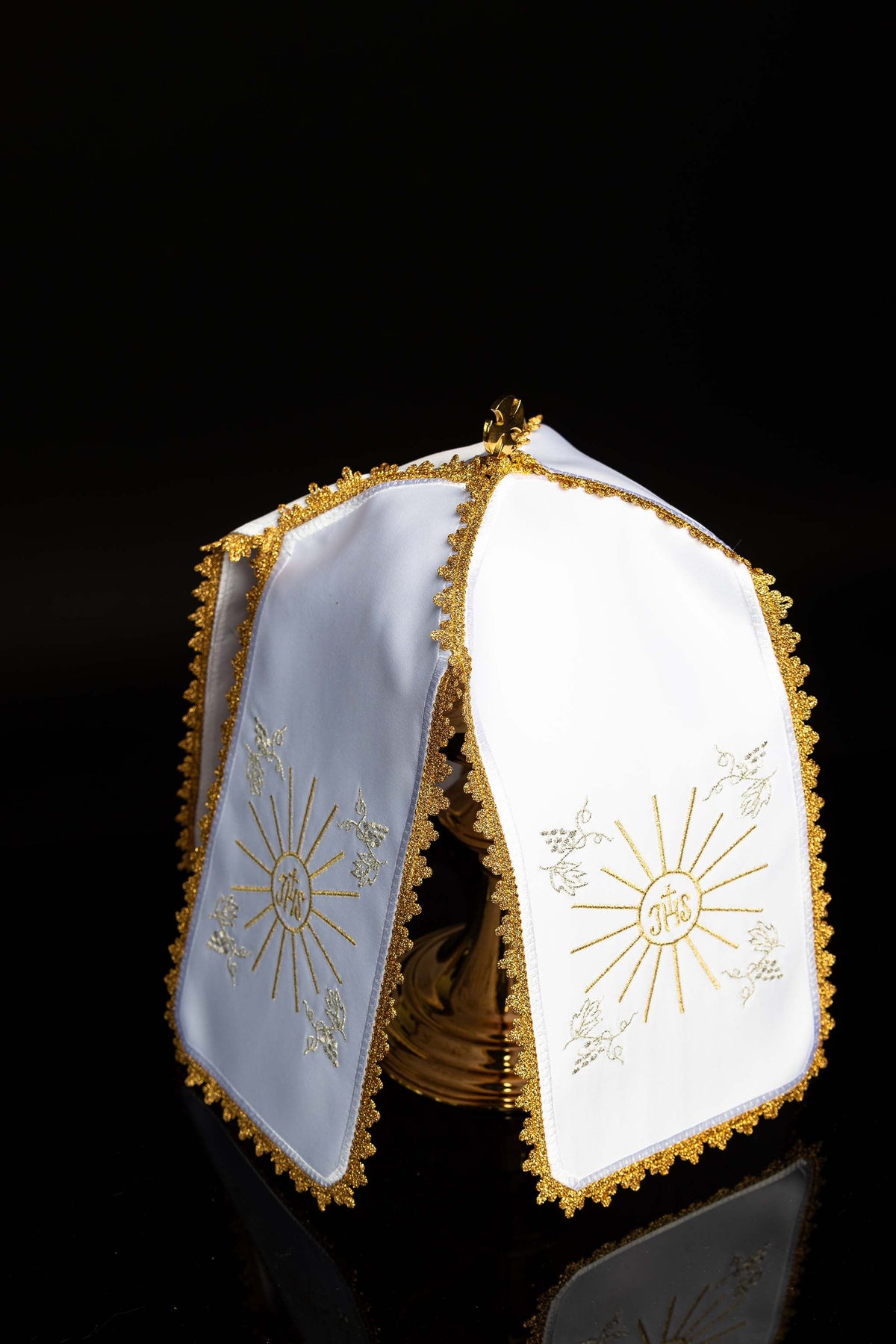 Velo para copón bordado, vista completa en blanco y azul con monograma IHS