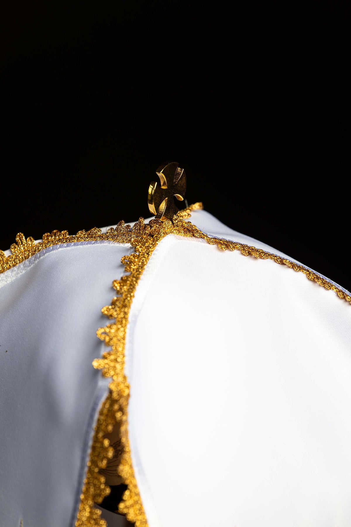 Velo para copón bordado, detalle superior del cierre dorado y el ribete ornamental