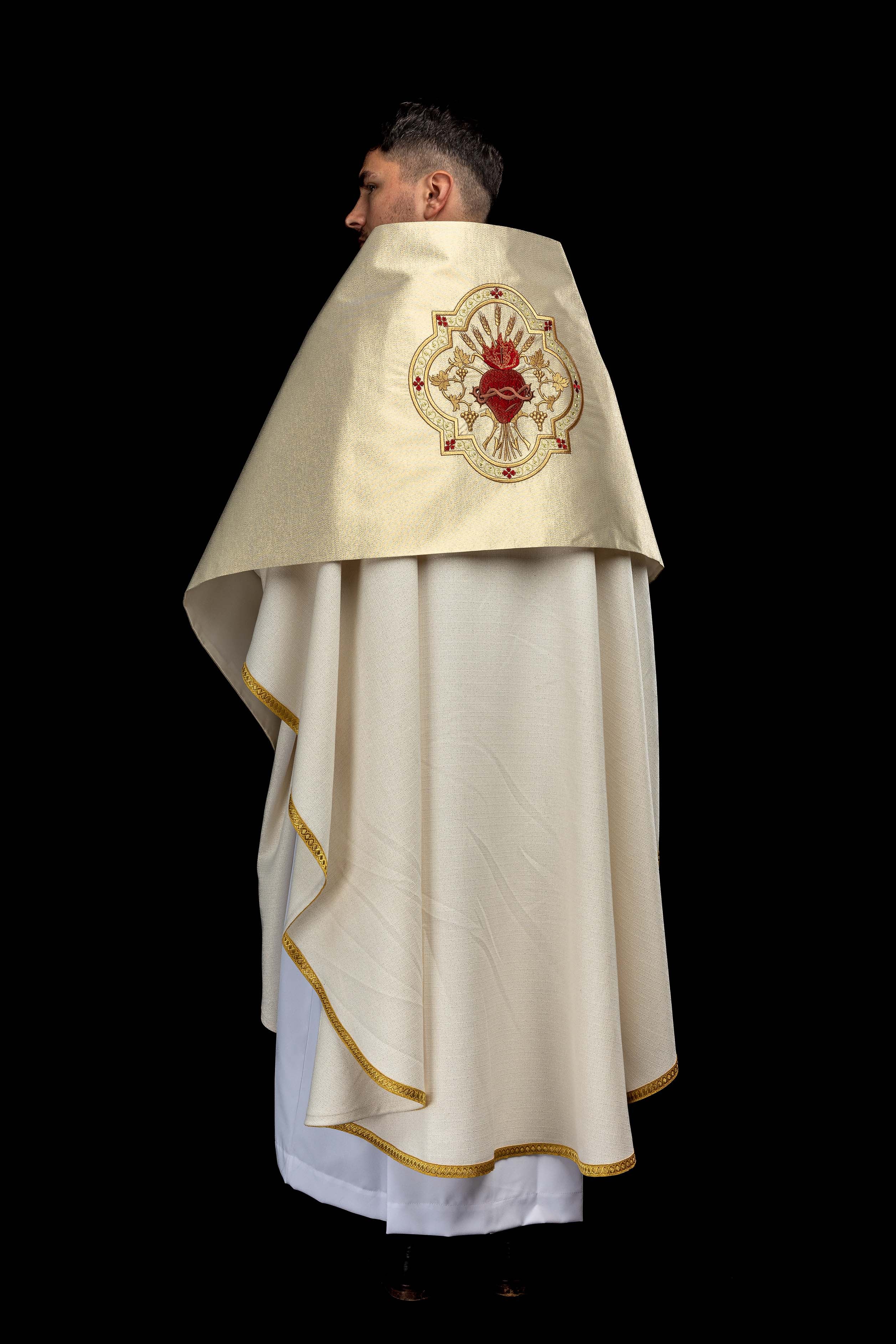 Velo humeral dorado con bordado del Sagrado Corazón de Jesús