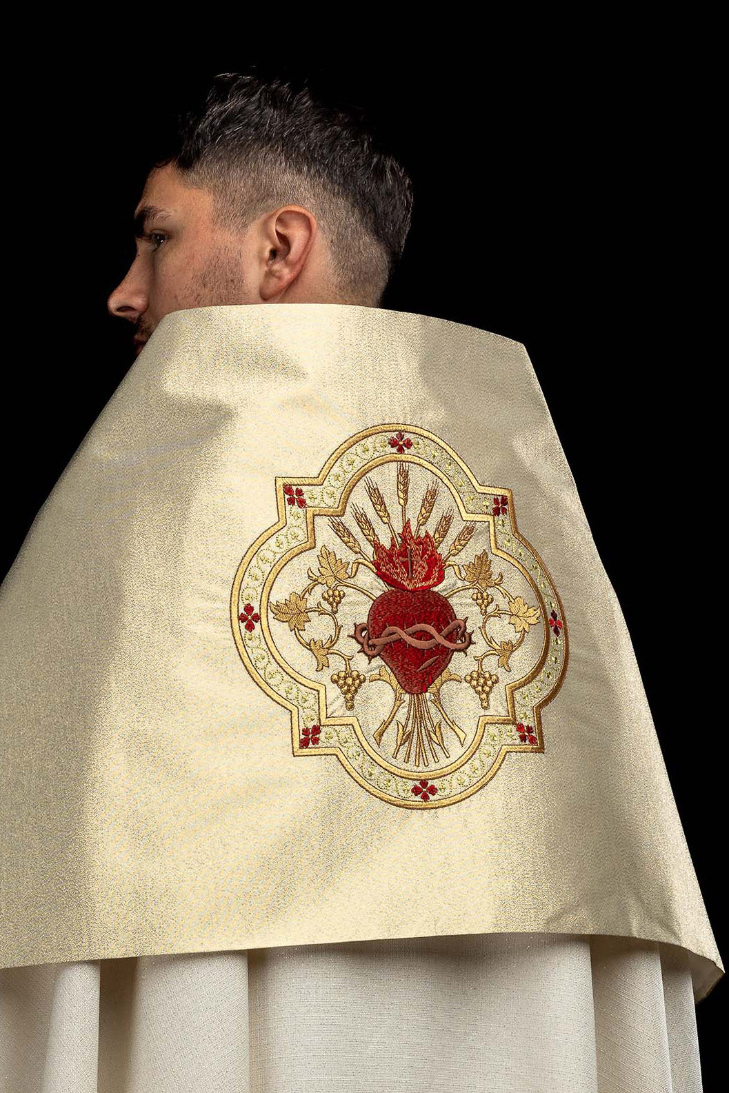 Velo humeral dorado con bordado del Sagrado Corazón de Jesús