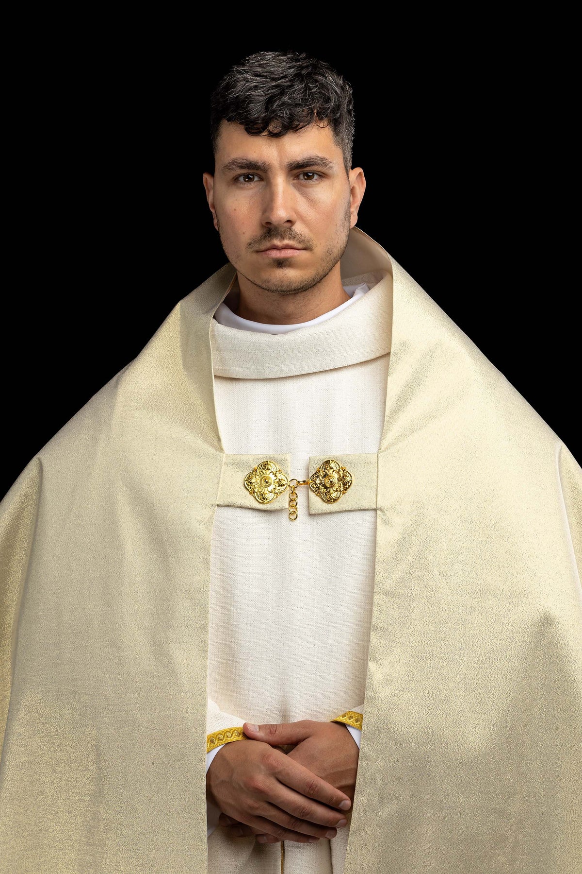 Velo humeral dorado con bordado del Sagrado Corazón de Jesús