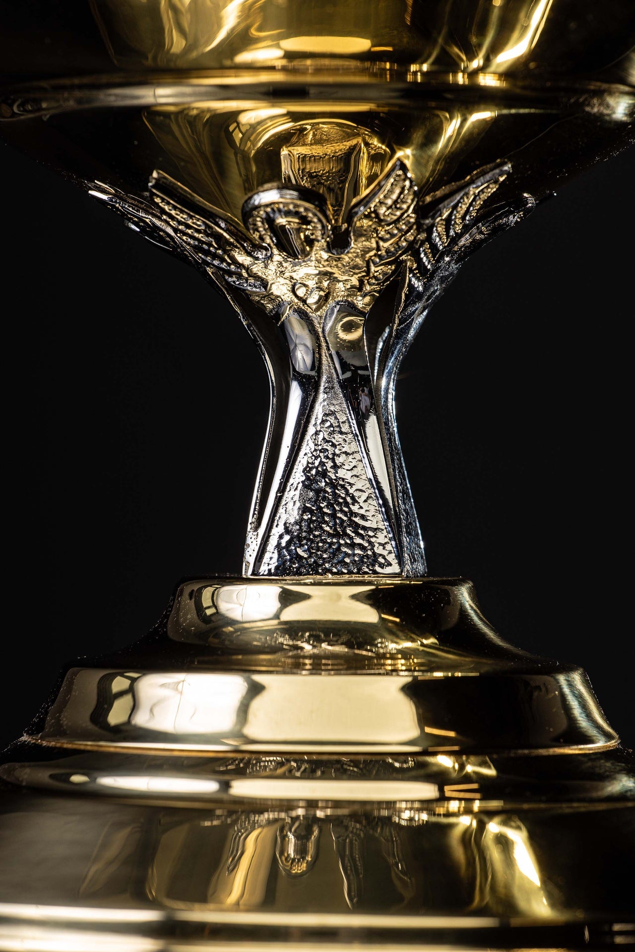 Trono artesanal de latón bañado en oro para custodia