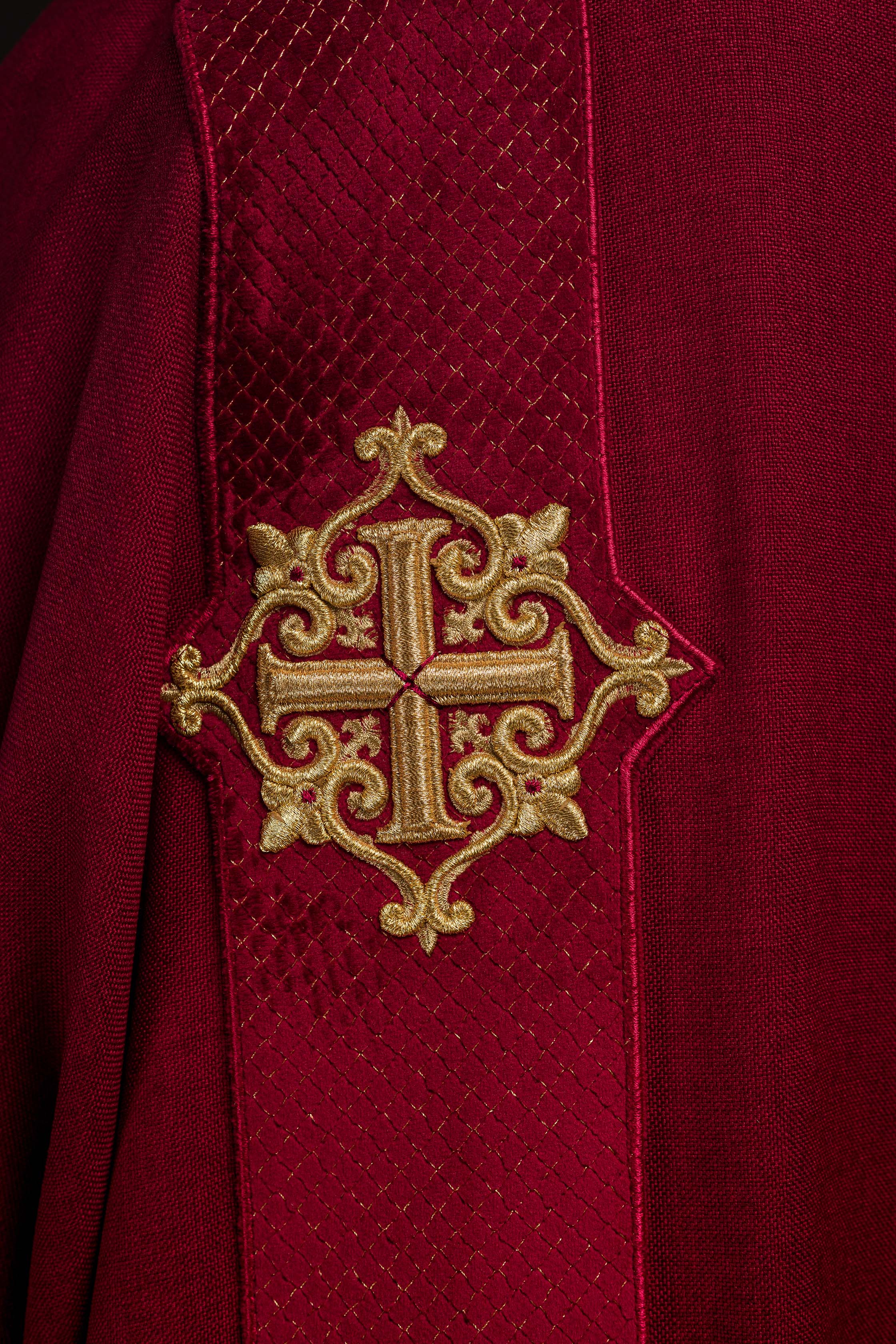 Dalmatica con bandas en terciopelo con símbolos de la Cruz rojo