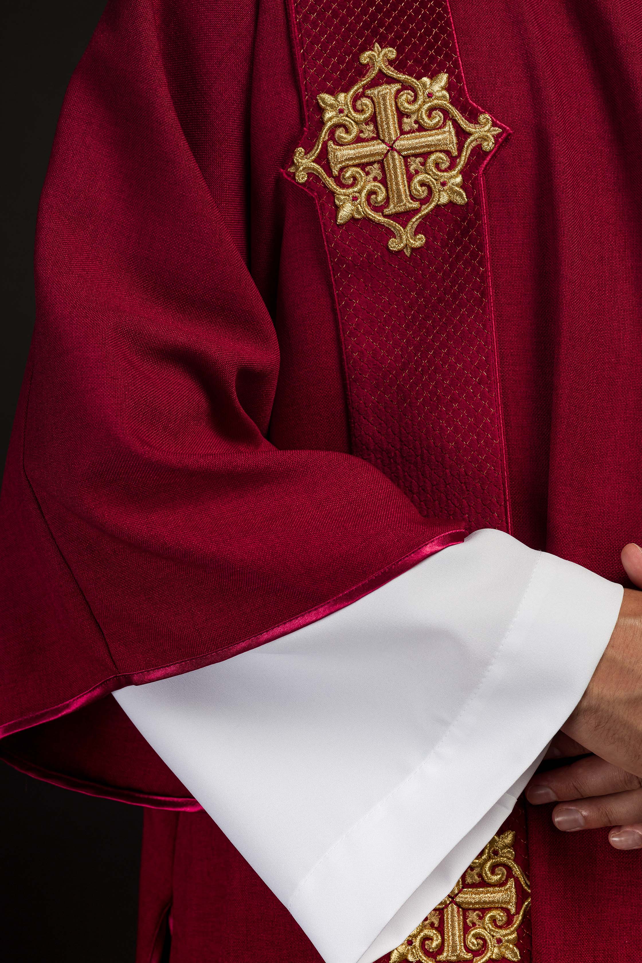 Dalmatica con bandas en terciopelo con símbolos de la Cruz rojo