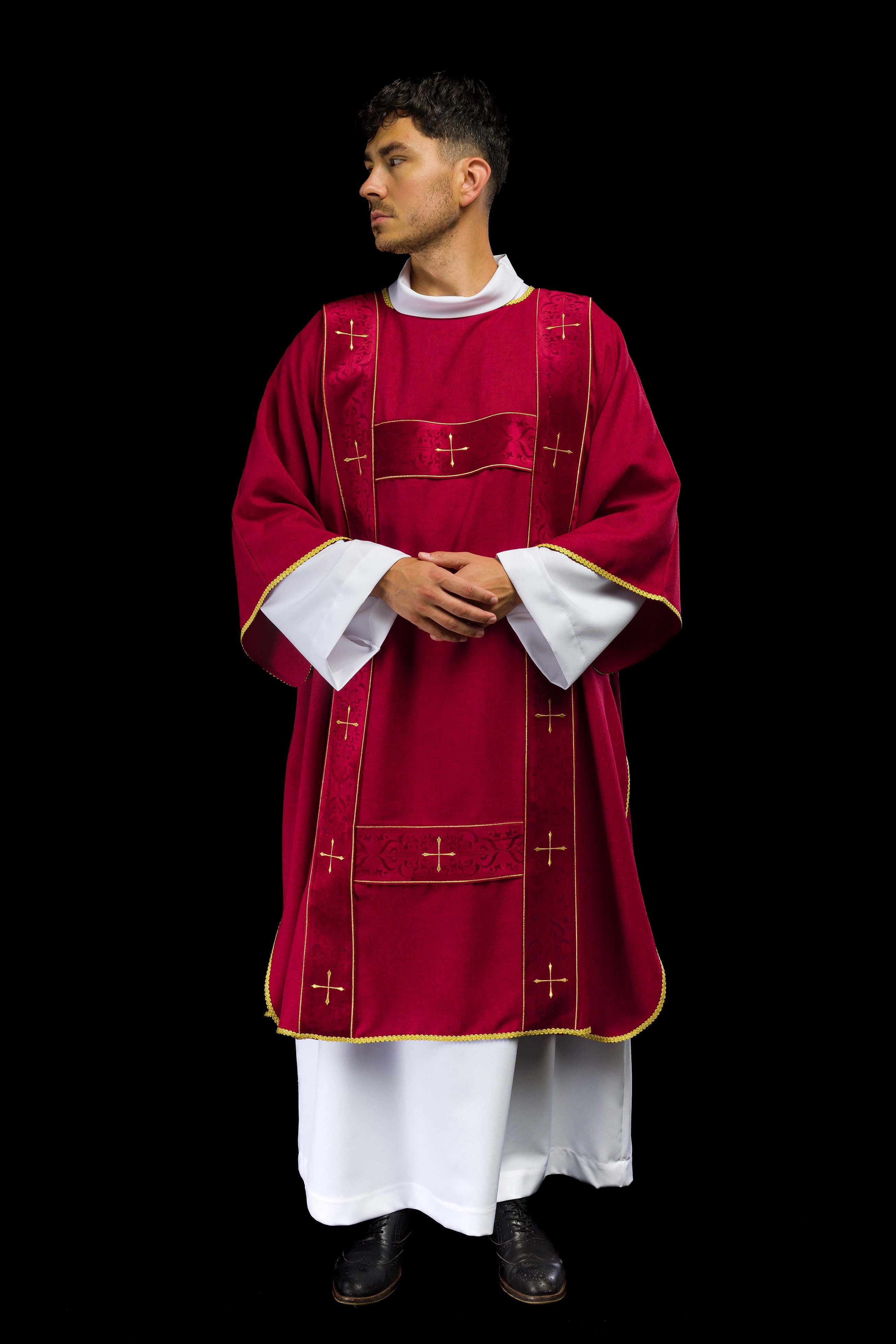Dalmática con cintas de terciopelo y cruces doradas bordadas roja