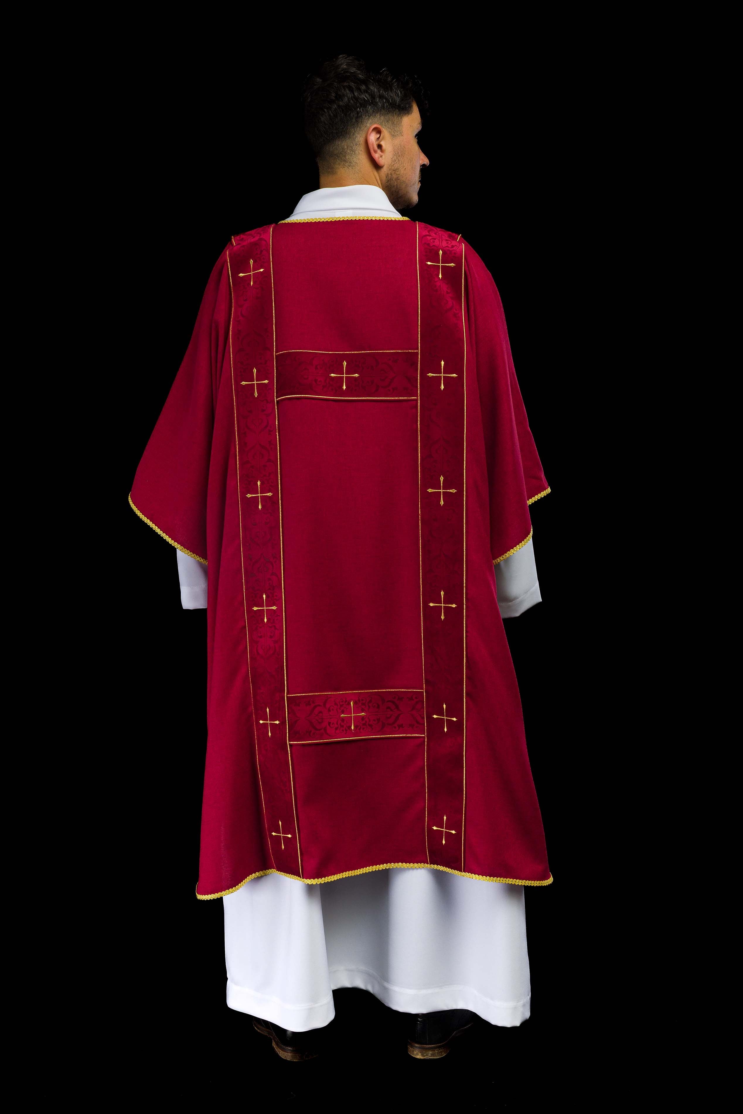 Dalmática con cintas de terciopelo y cruces doradas bordadas roja
