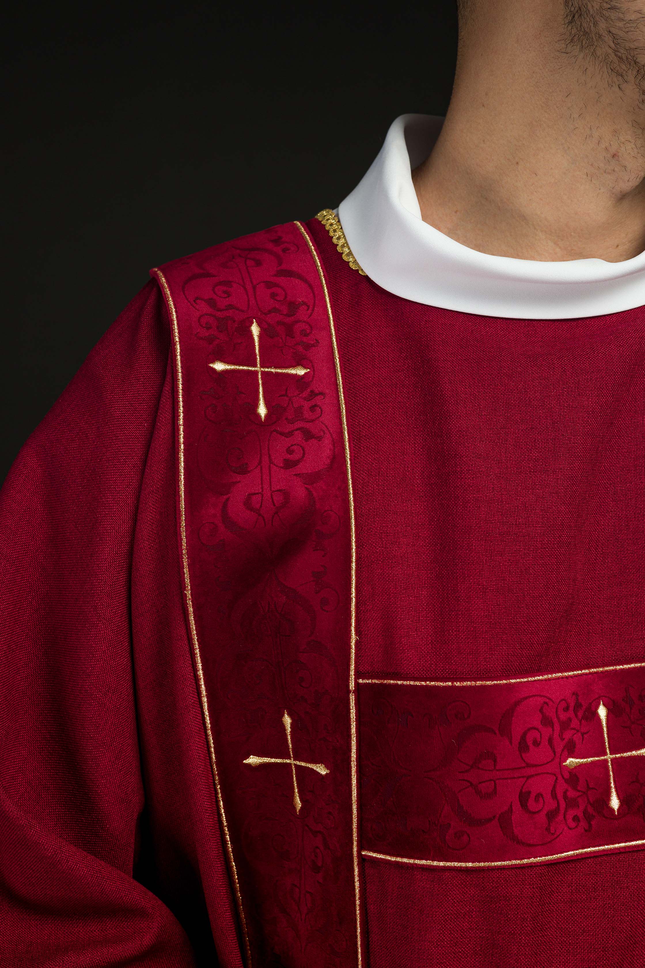 Dalmática con cintas de terciopelo y cruces doradas bordadas roja