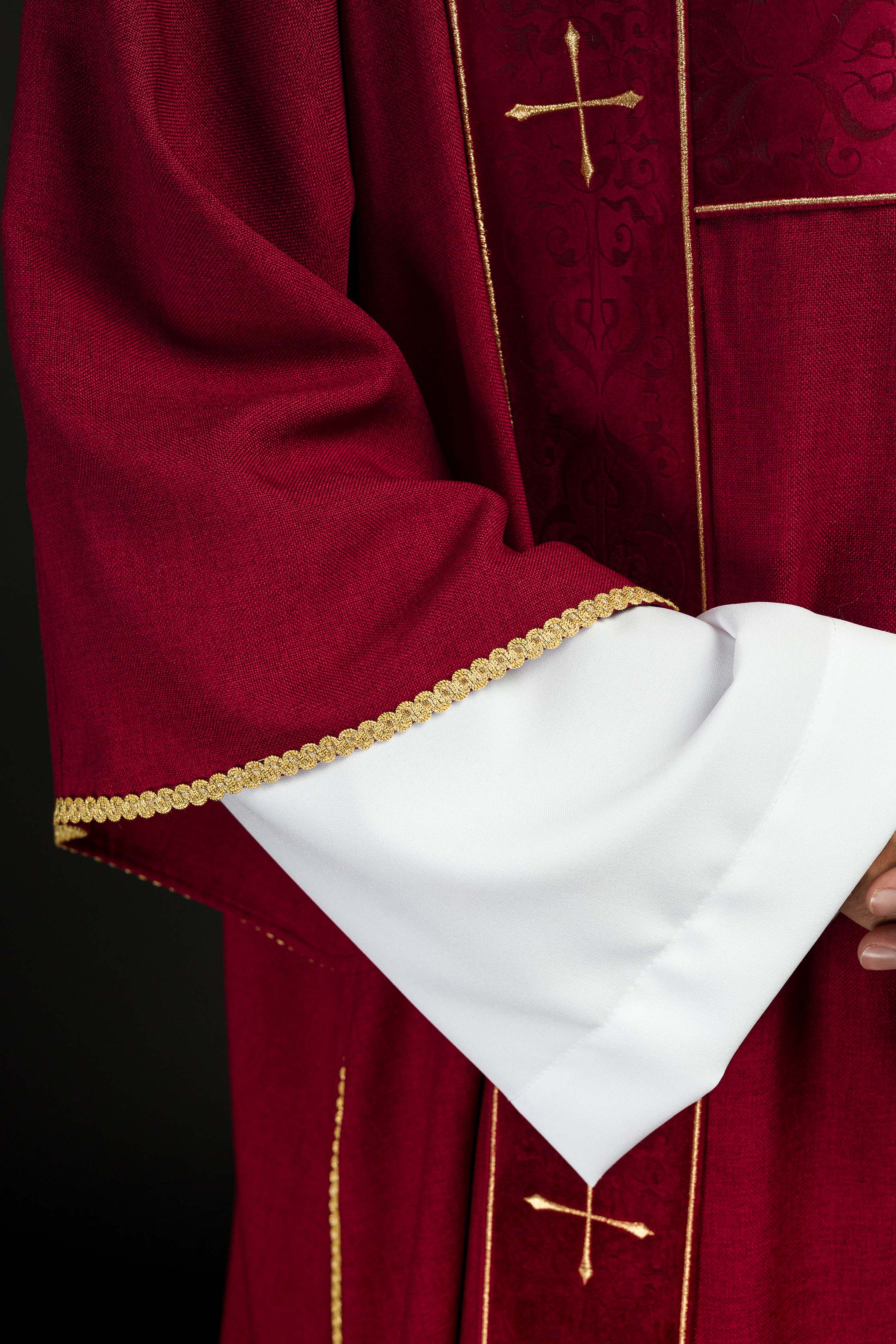 Dalmática con cintas de terciopelo y cruces doradas bordadas roja