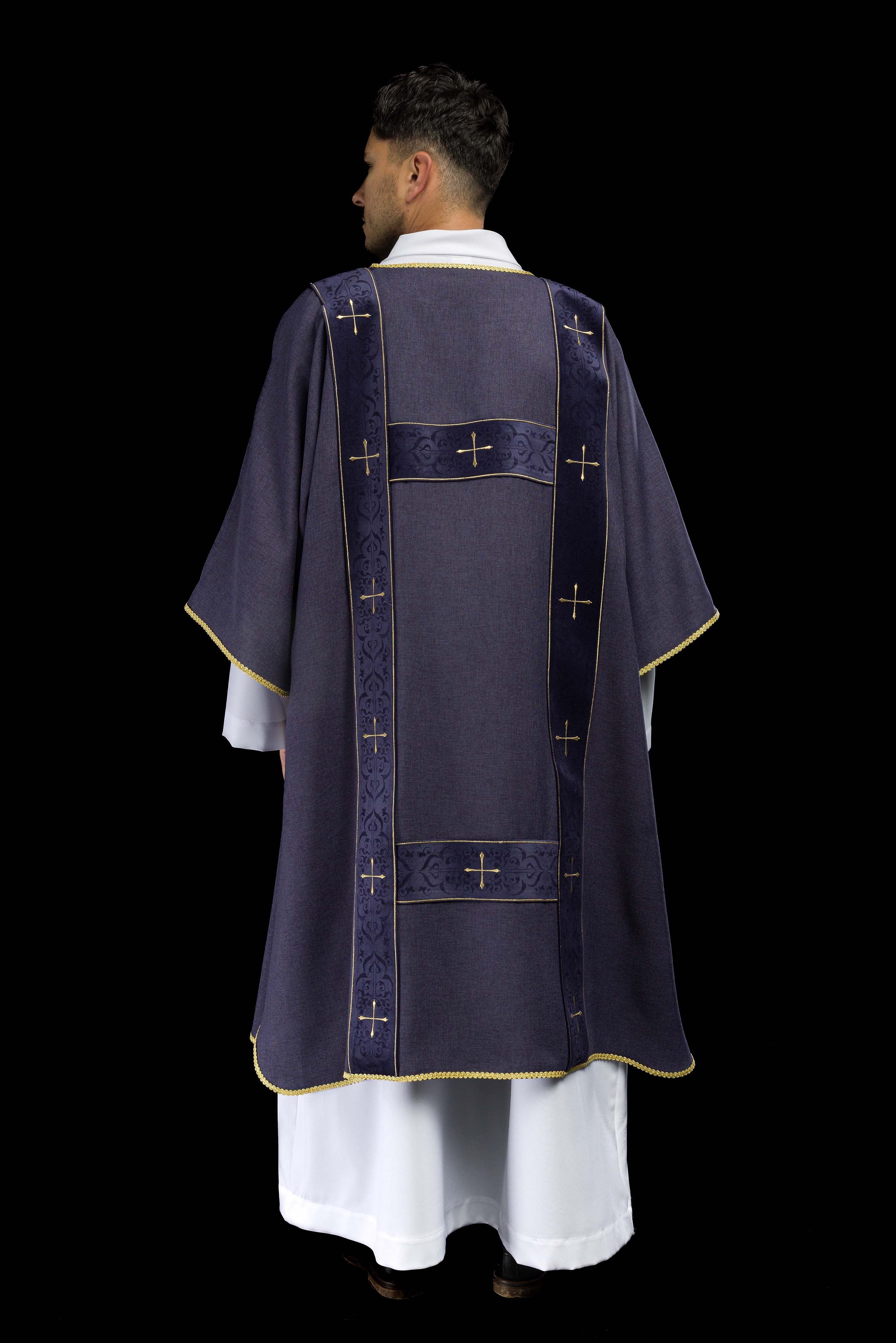 Dalmática con cintas de terciopelo y cruces doradas bordadas violeta