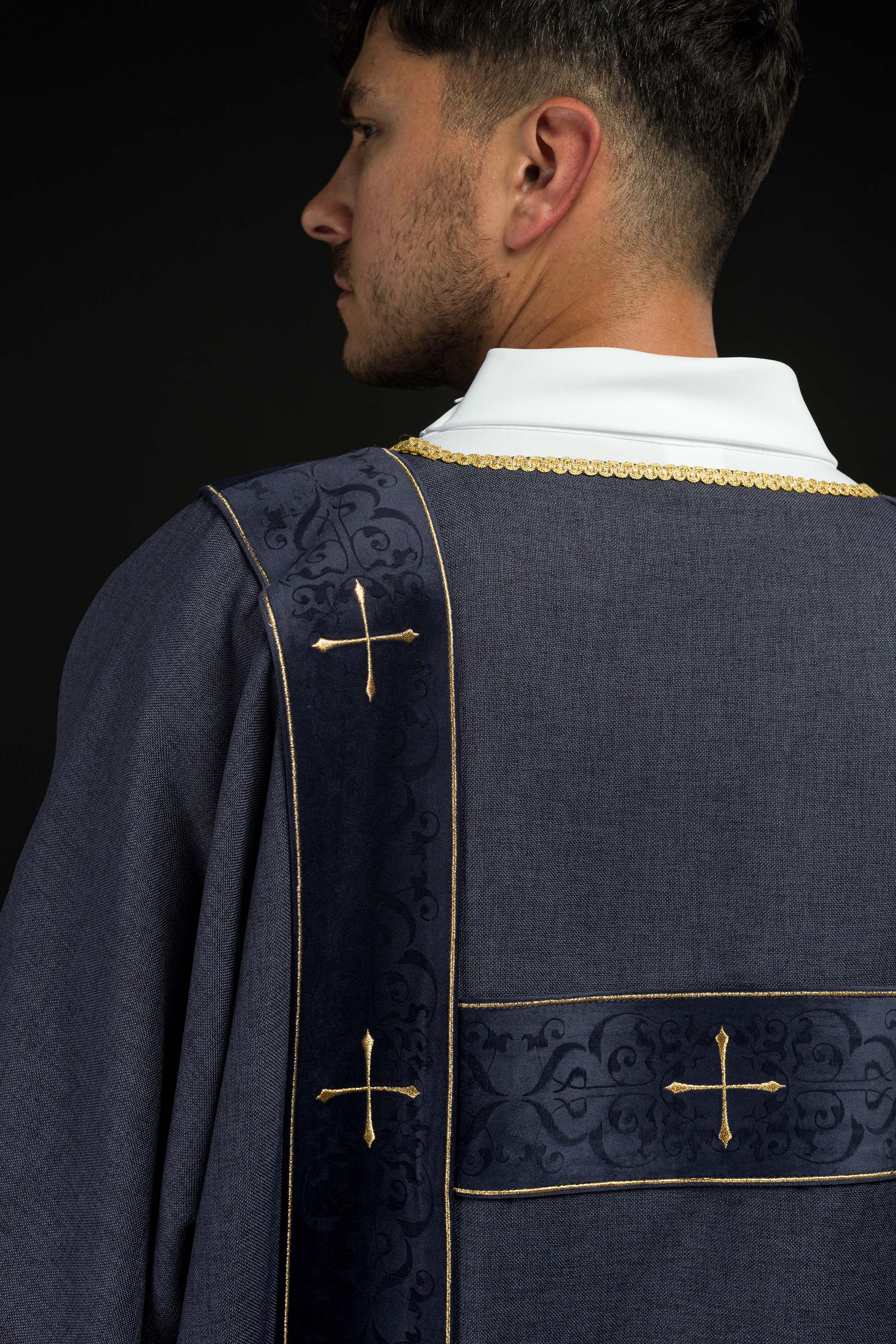 Dalmática con cintas de terciopelo y cruces doradas bordadas violeta