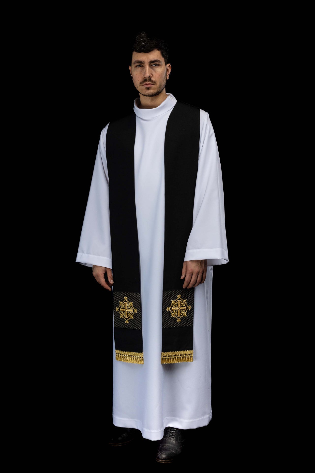 Stuła haftowana z symbolem krzyża aksamit czarna - ORNATY.PL