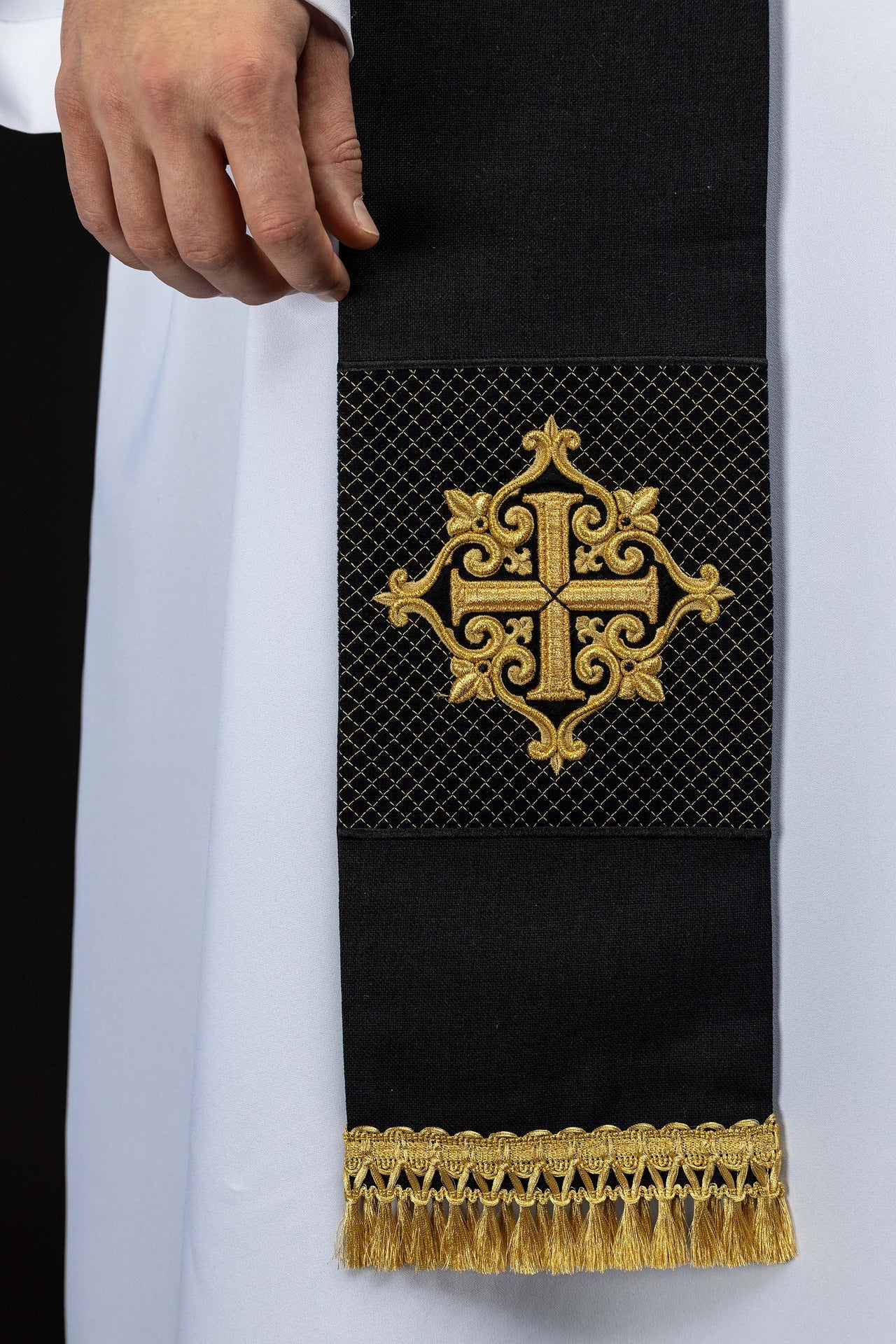 Stuła haftowana z symbolem krzyża aksamit czarna - ORNATY.PL