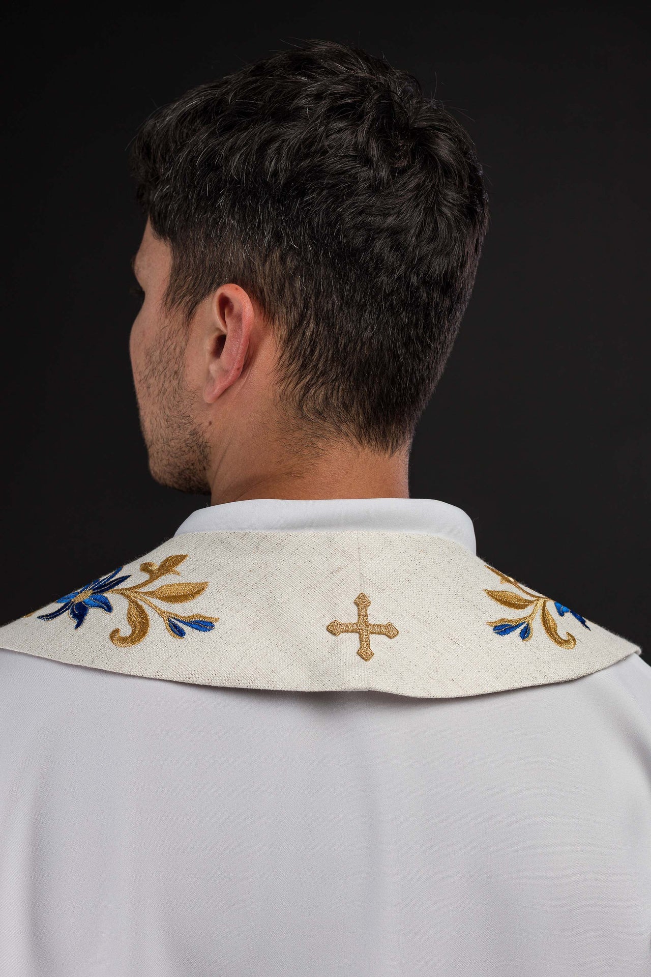 Estola bordada con símbolo mariano