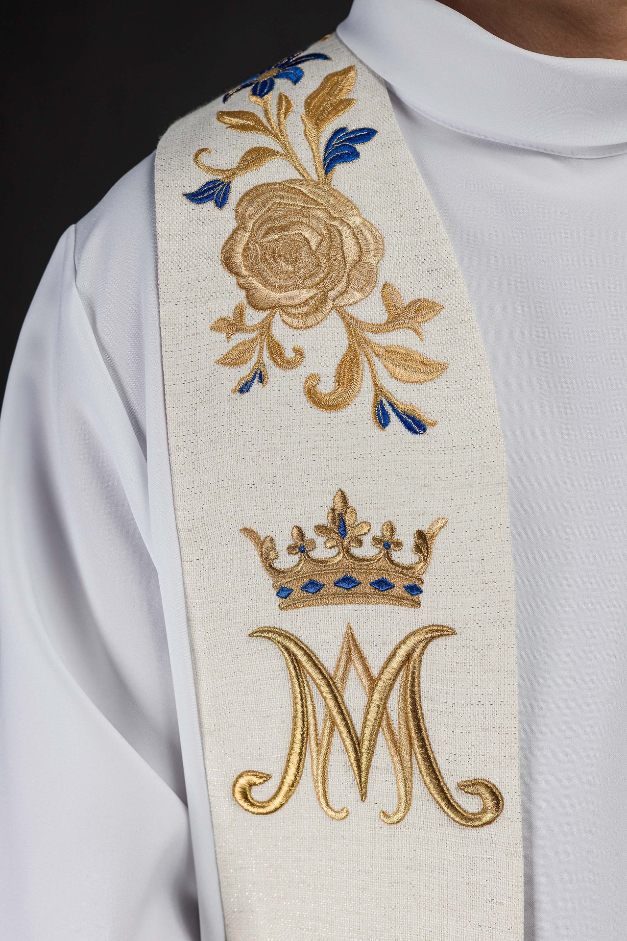 Estola bordada con símbolo mariano