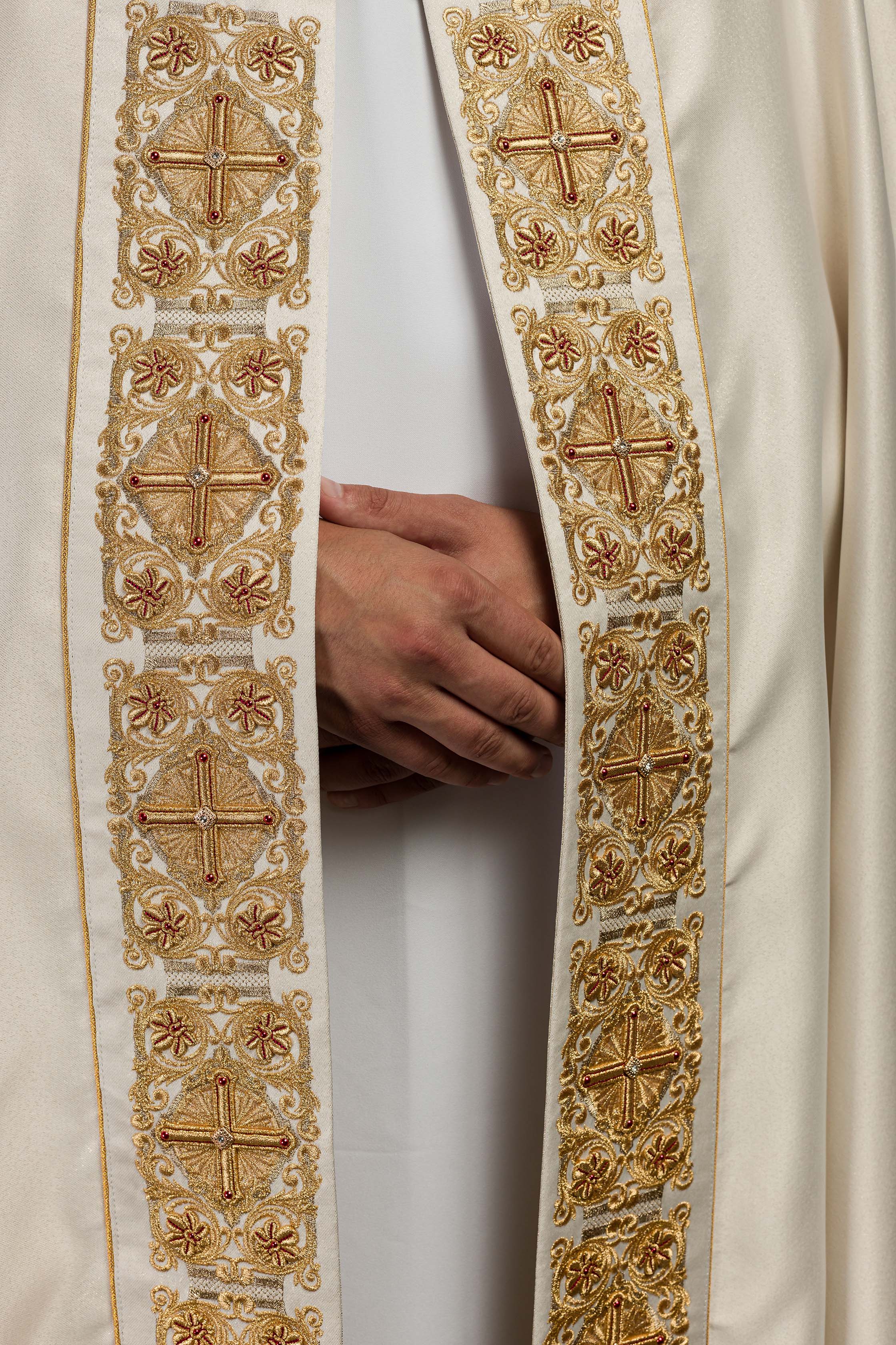 Capa pluvial oro ricamente bordado Cruz con piedras