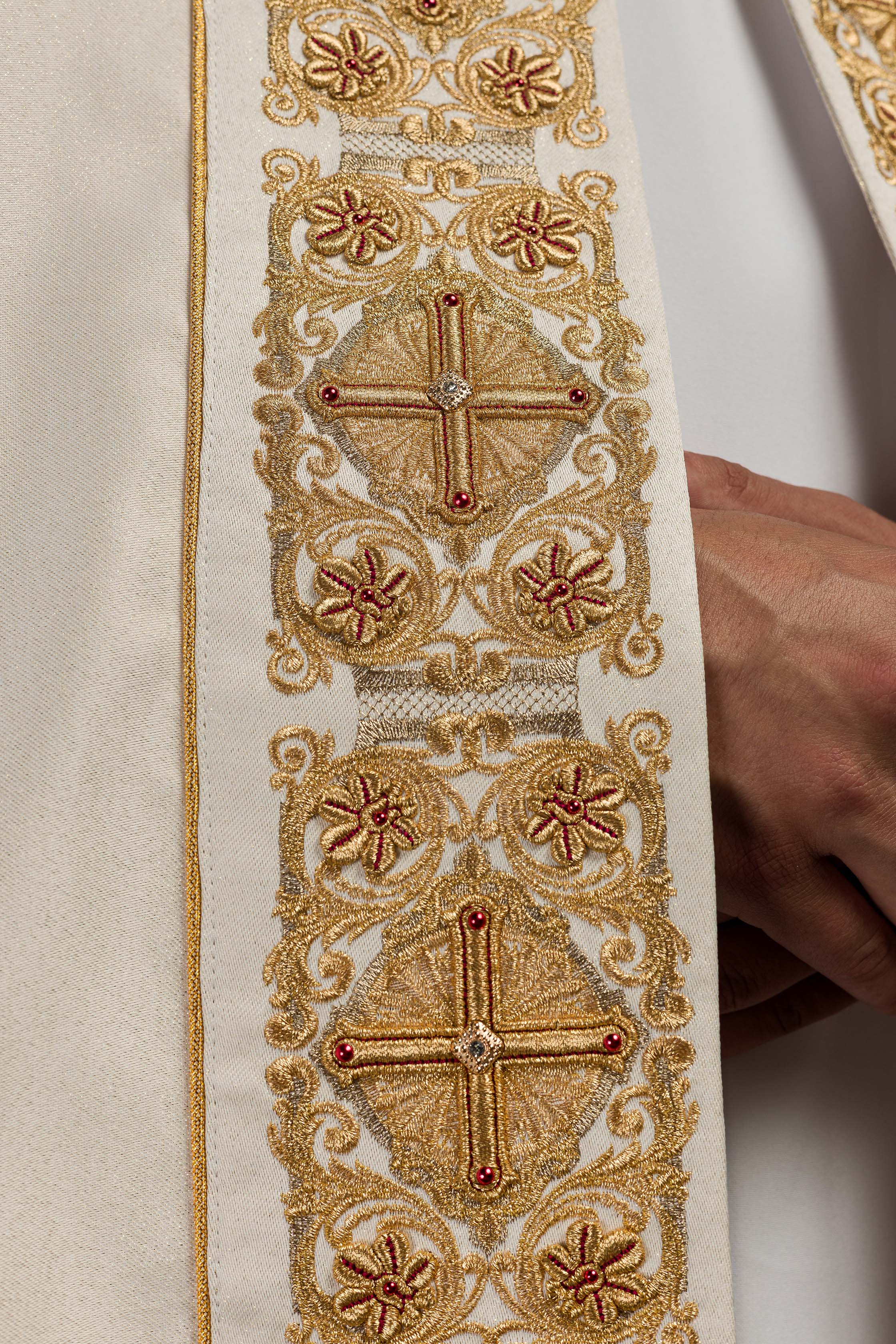 Capa pluvial oro ricamente bordado Cruz con piedras