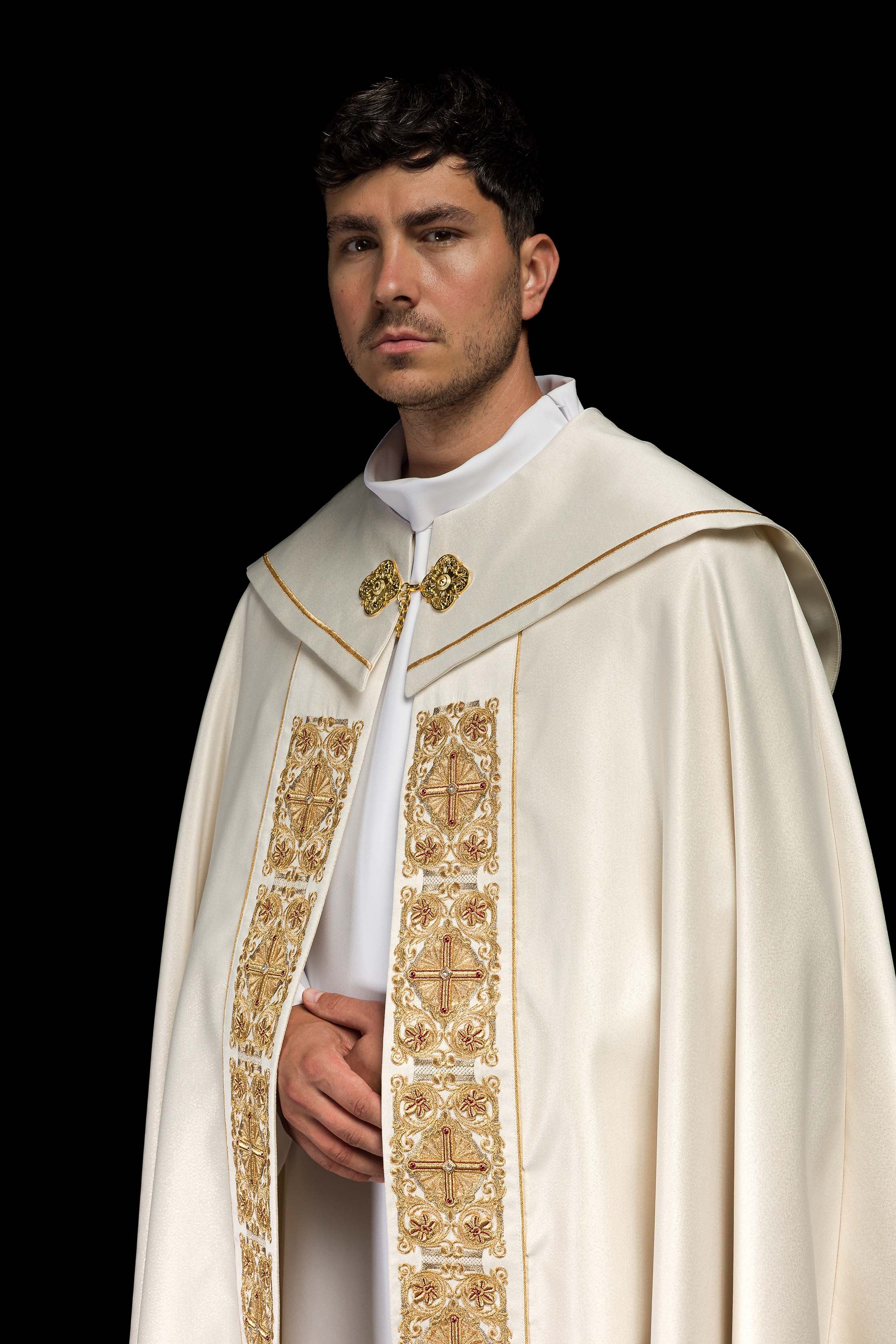 Capa pluvial oro ricamente bordado Cruz con piedras