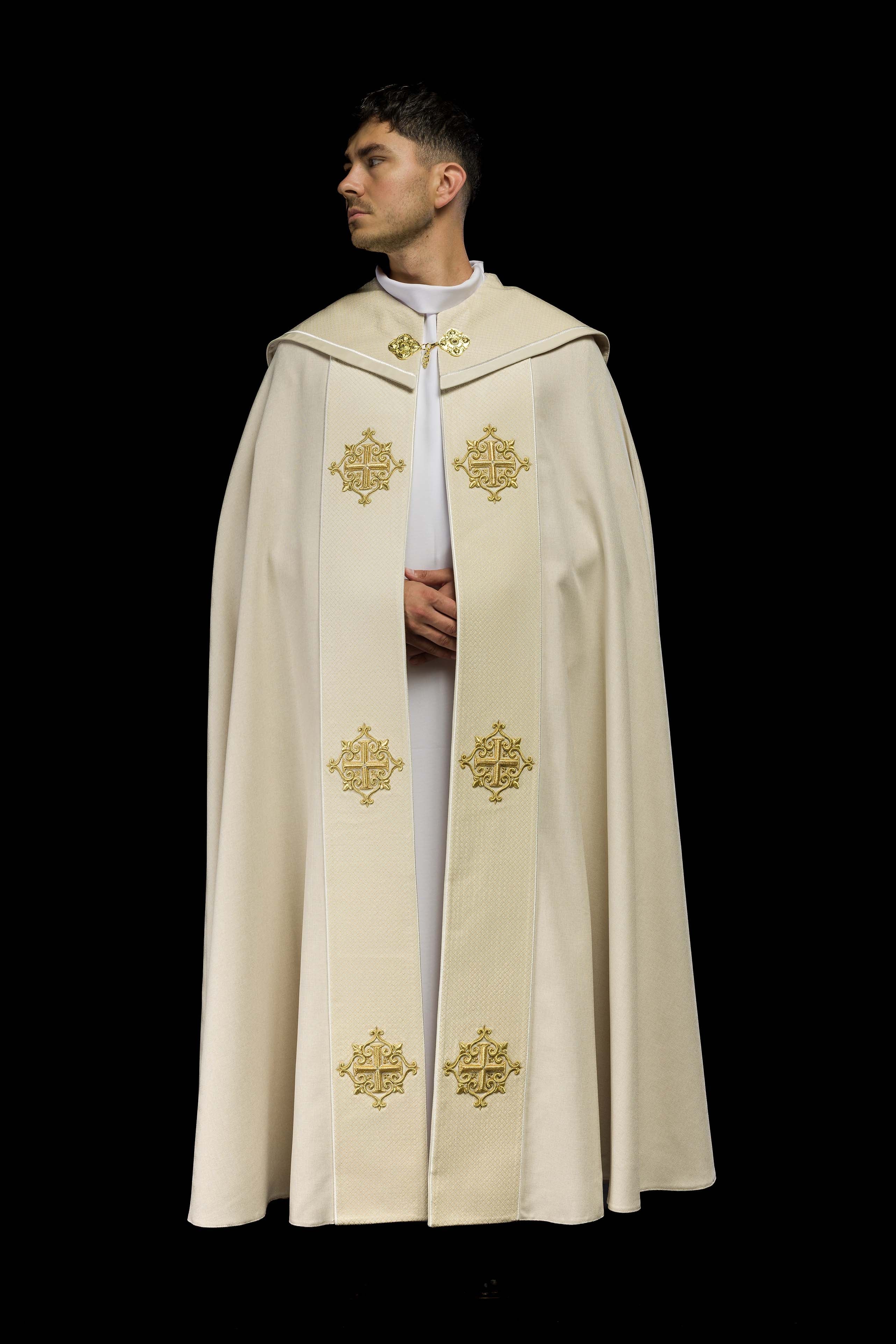 Capa pluvial litúrgica con banda de terciopelo écru y bordado de cruces