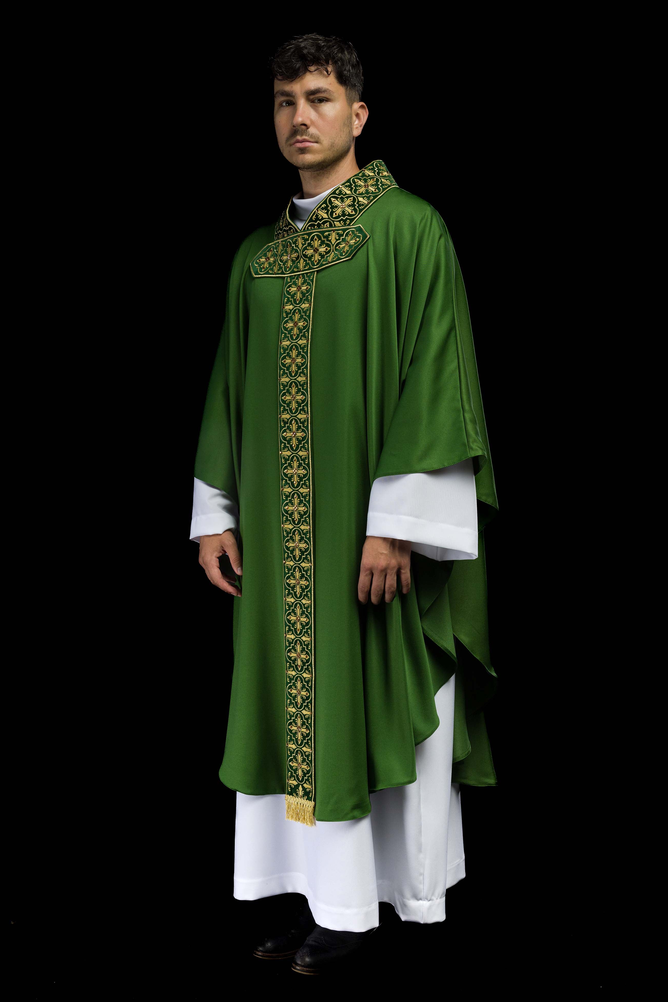 Casulla verde con galón ricamente bordado y decorado con 500 piedras