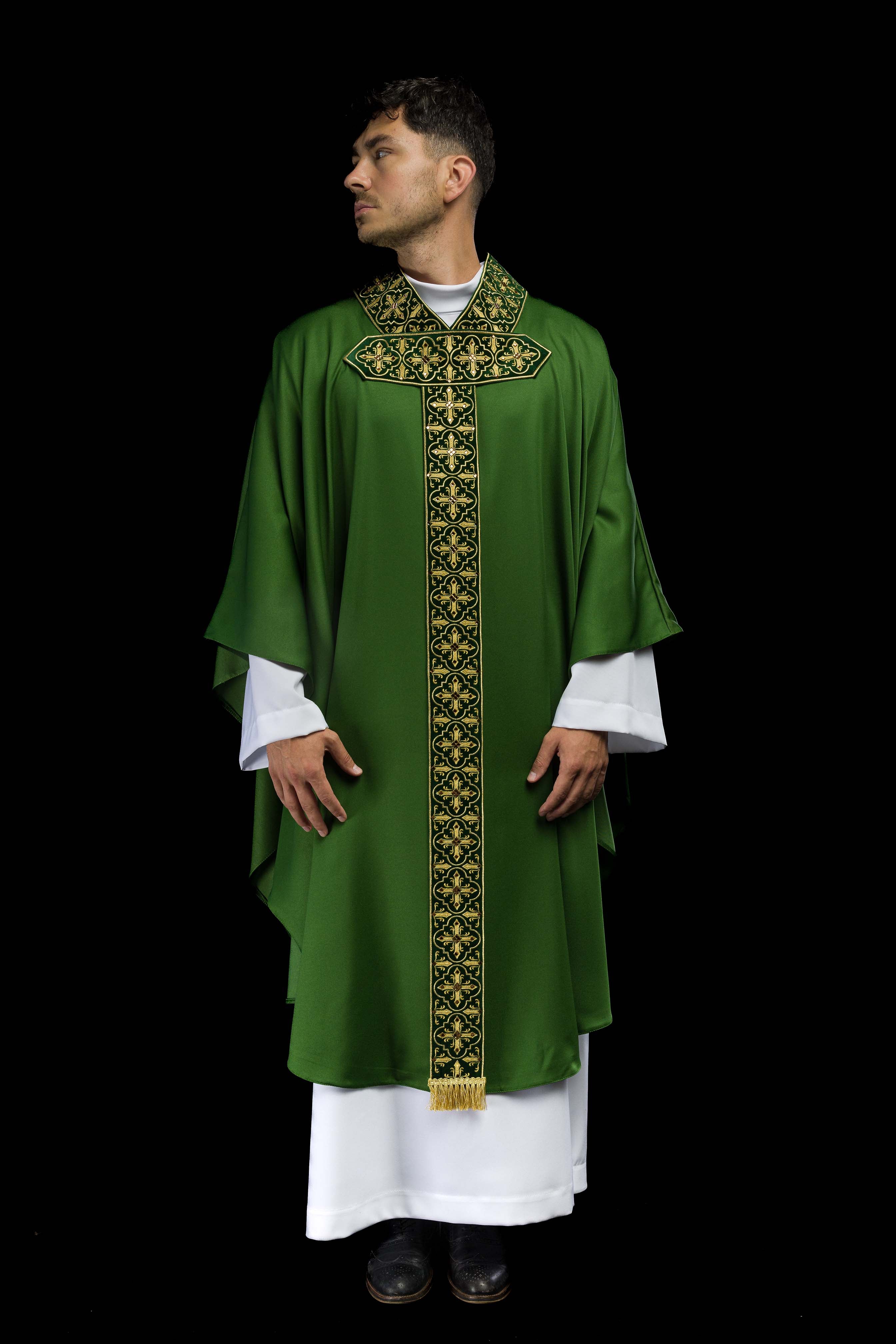 Casulla verde con galón ricamente bordado y decorado con 500 piedras