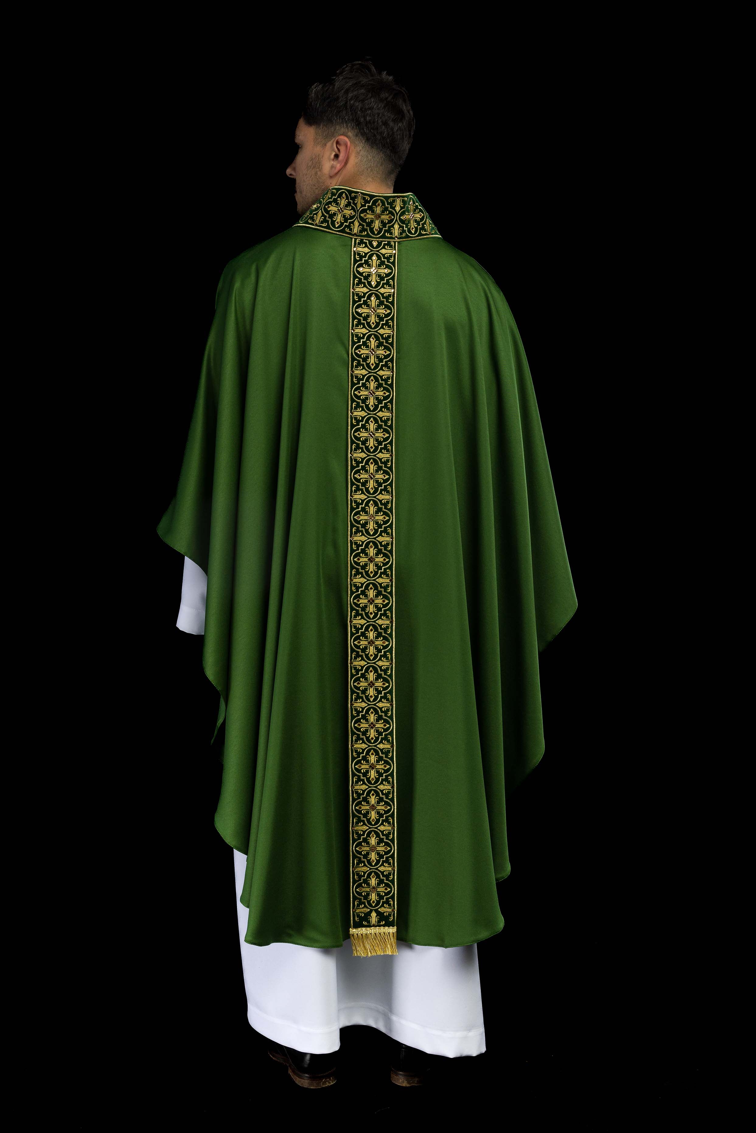 Casulla verde con galón ricamente bordado y decorado con 500 piedras