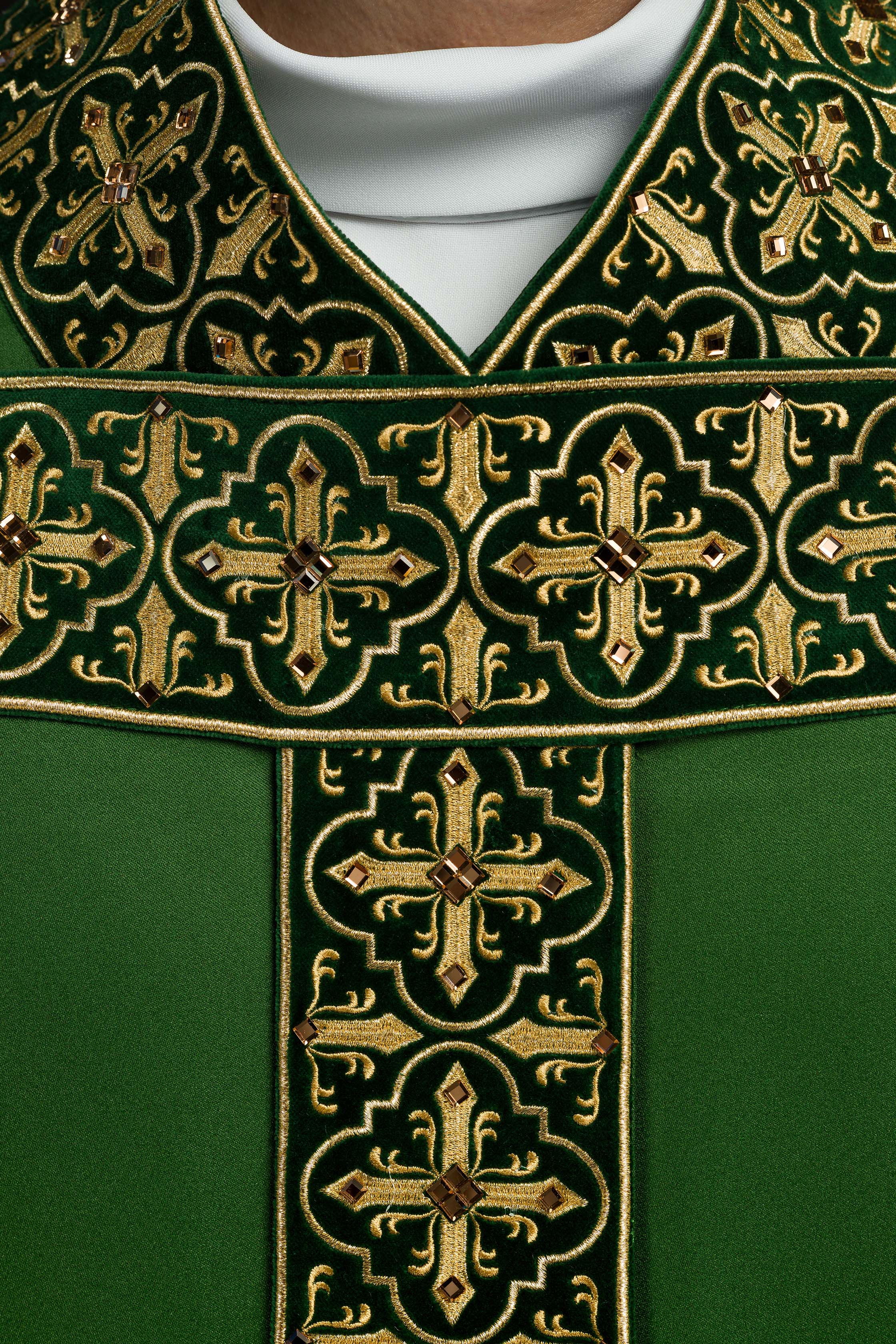 Casulla verde con galón ricamente bordado y decorado con 500 piedras