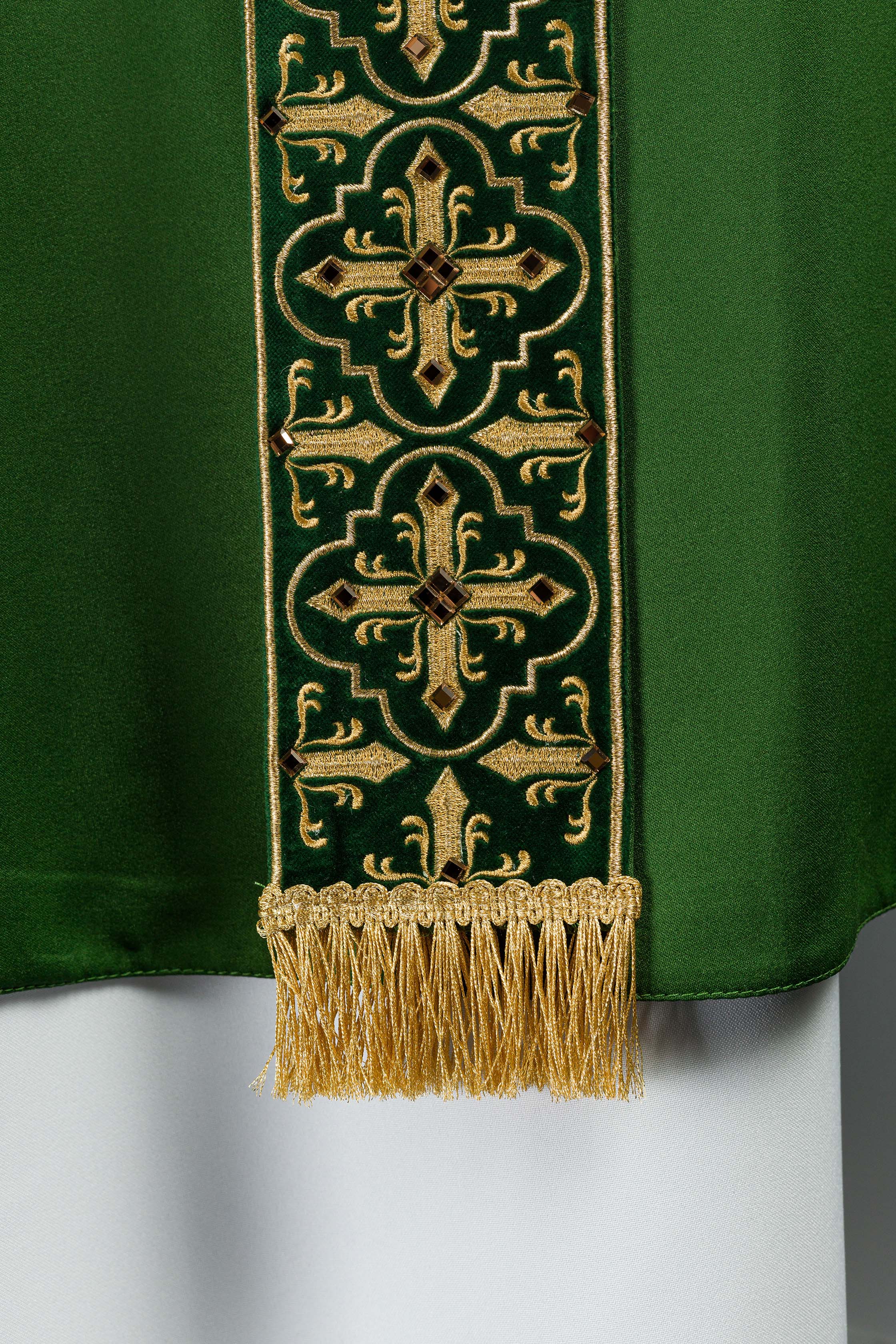 Casulla verde con galón ricamente bordado y decorado con 500 piedras