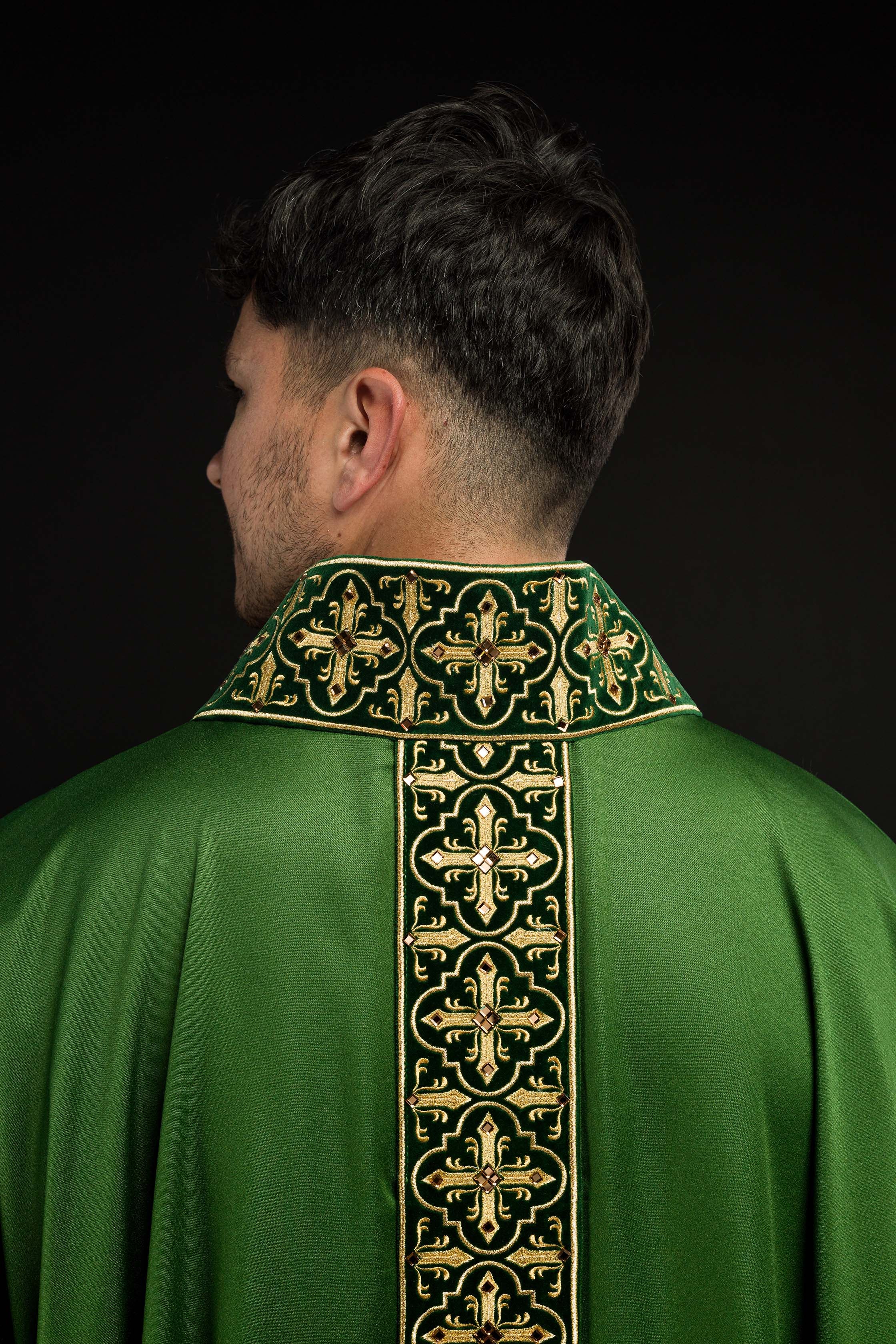 Casulla verde con galón ricamente bordado y decorado con 500 piedras