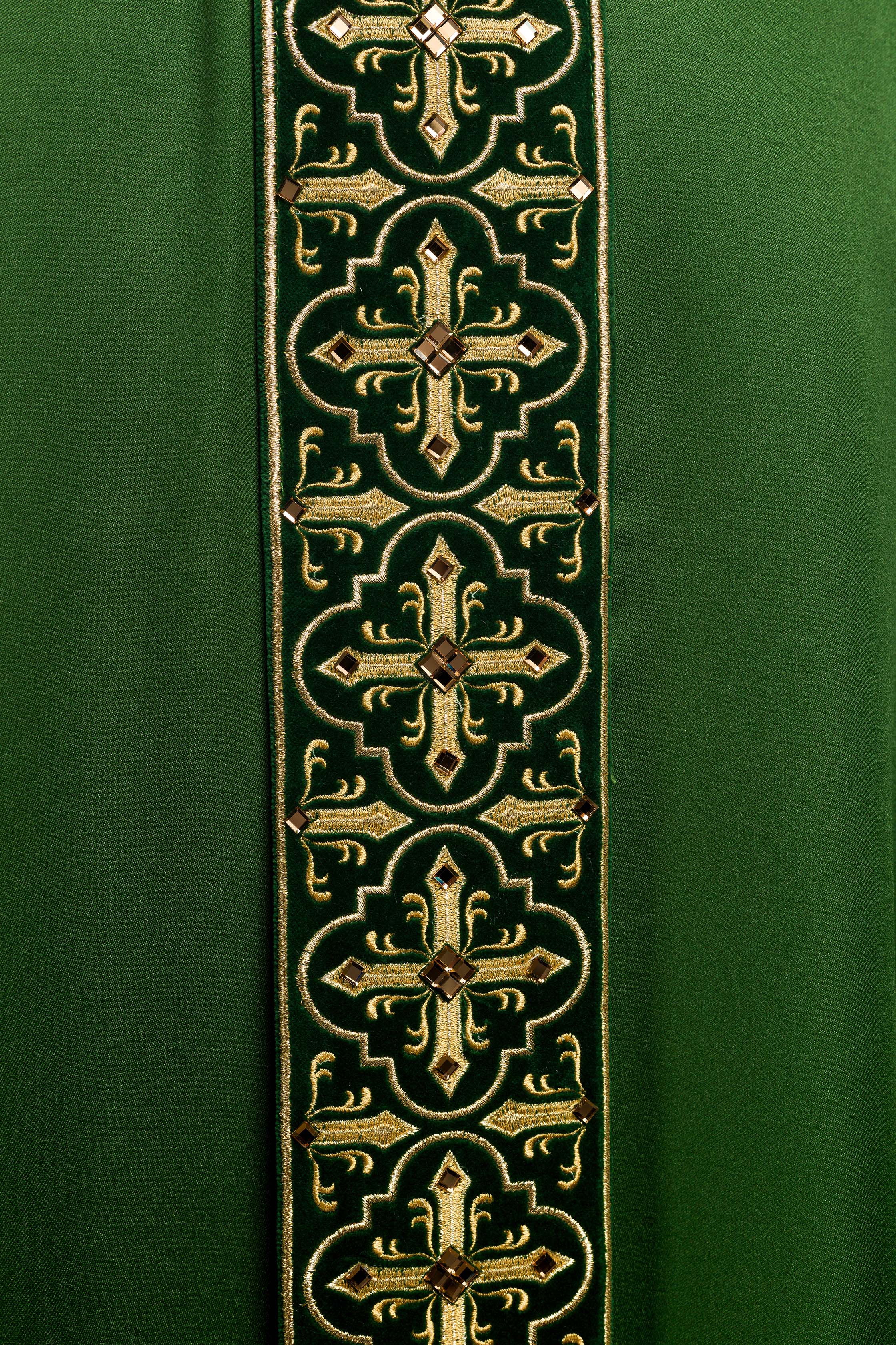Casulla verde con galón ricamente bordado y decorado con 500 piedras