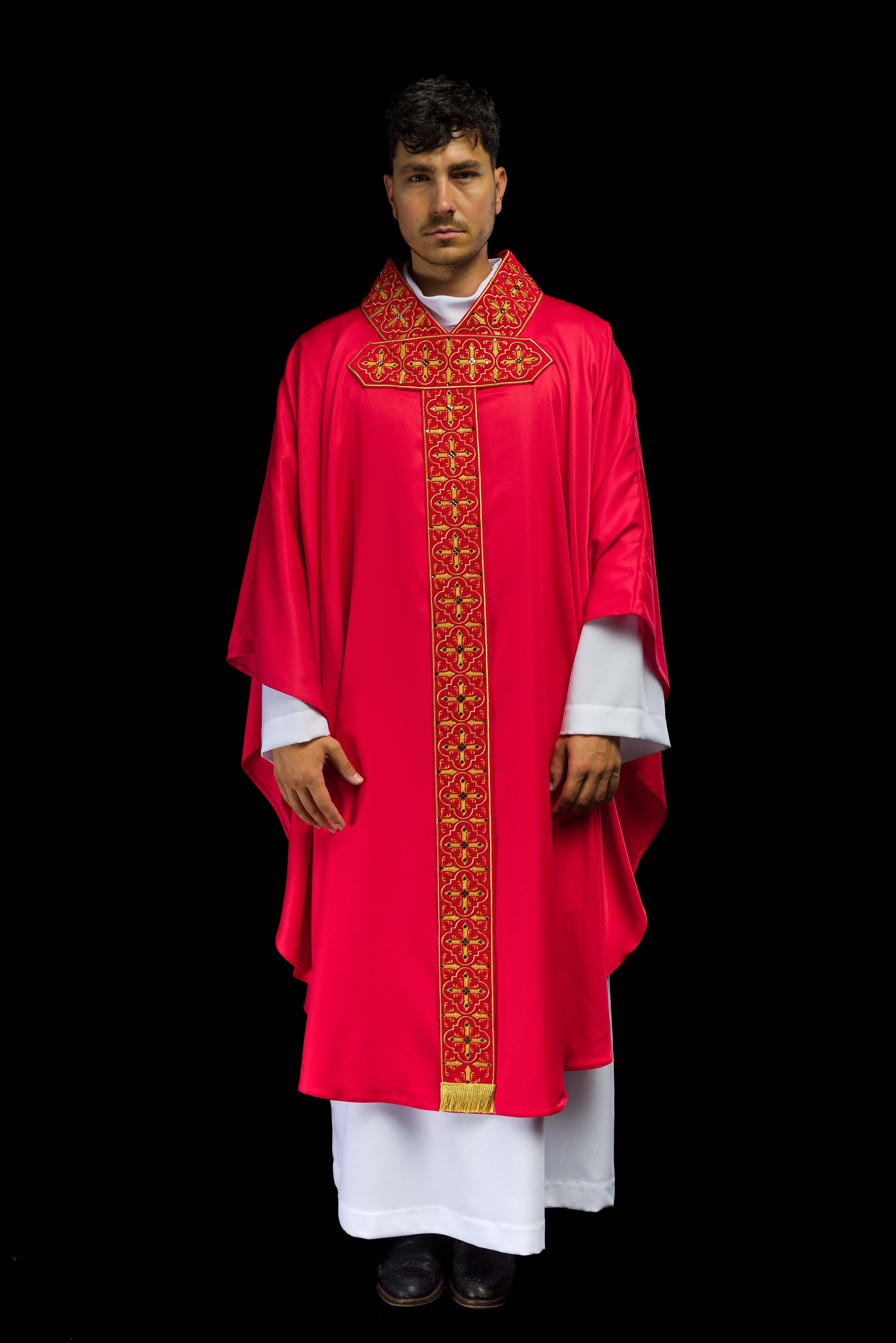 Casulla roja con galón ricamente bordado y decorado con 500 piedras