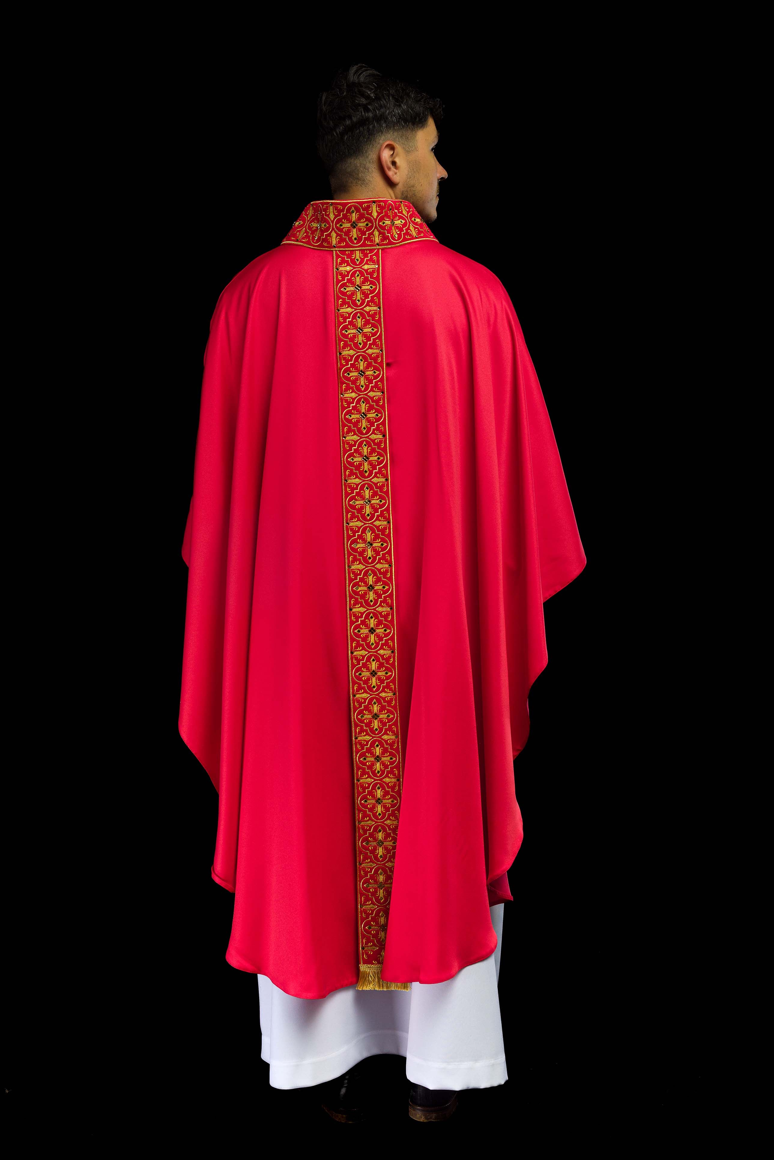 Casulla roja con galón ricamente bordado y decorado con 500 piedras