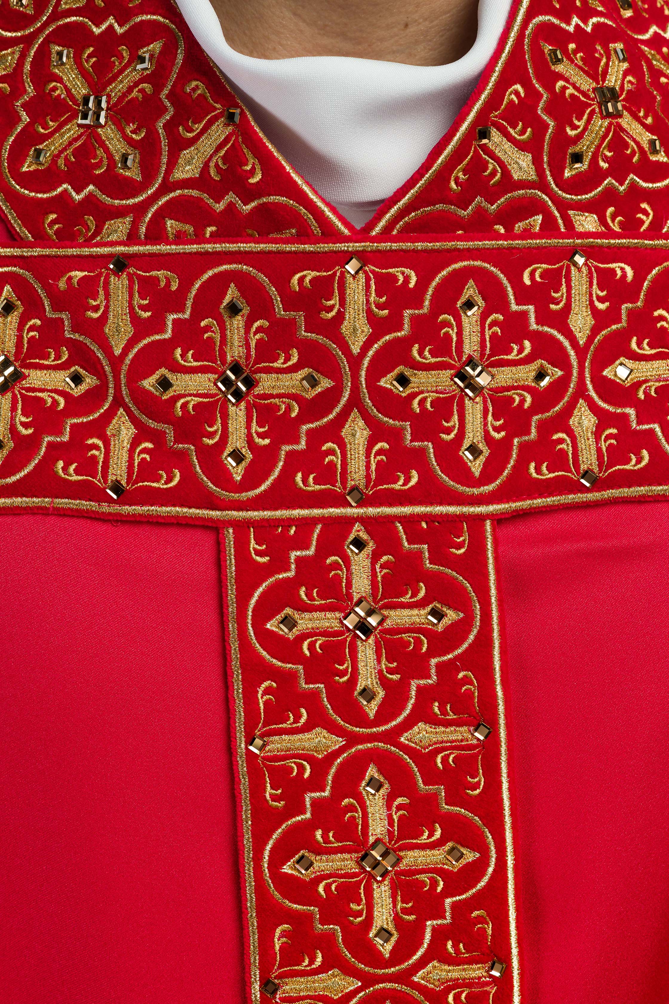 Casulla roja con galón ricamente bordado y decorado con 500 piedras