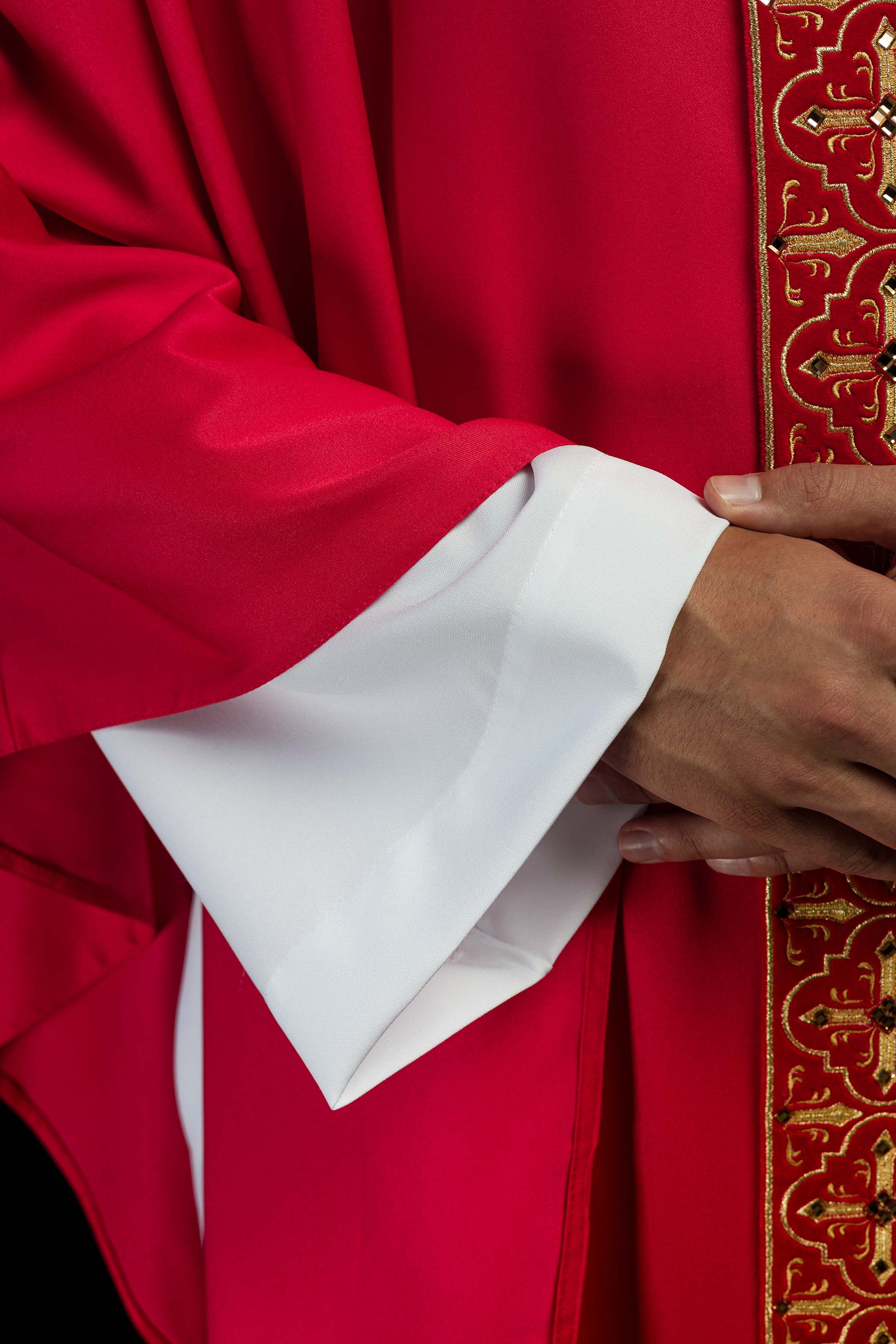 Casulla roja con galón ricamente bordado y decorado con 500 piedras