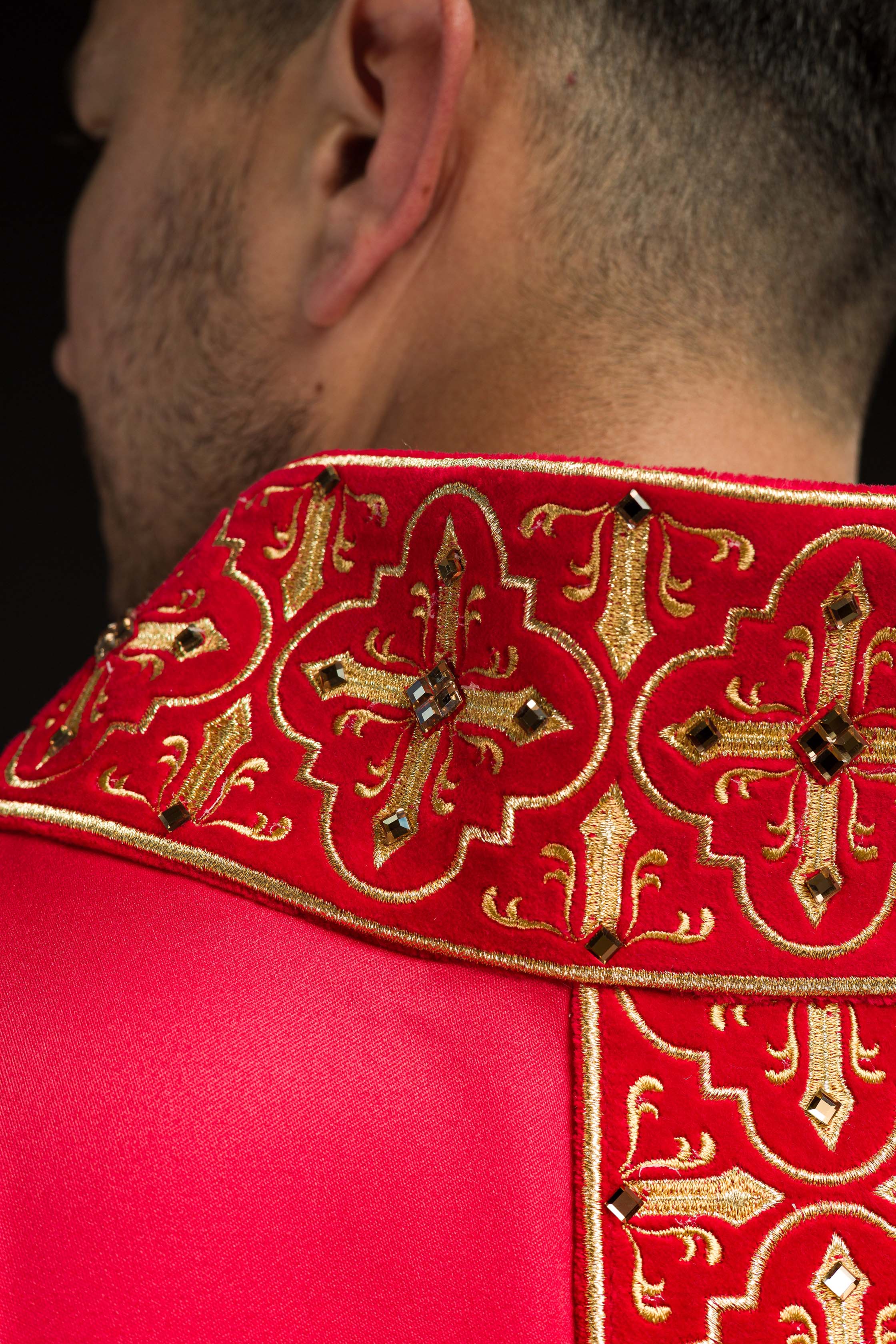 Casulla roja con galón ricamente bordado y decorado con 500 piedras