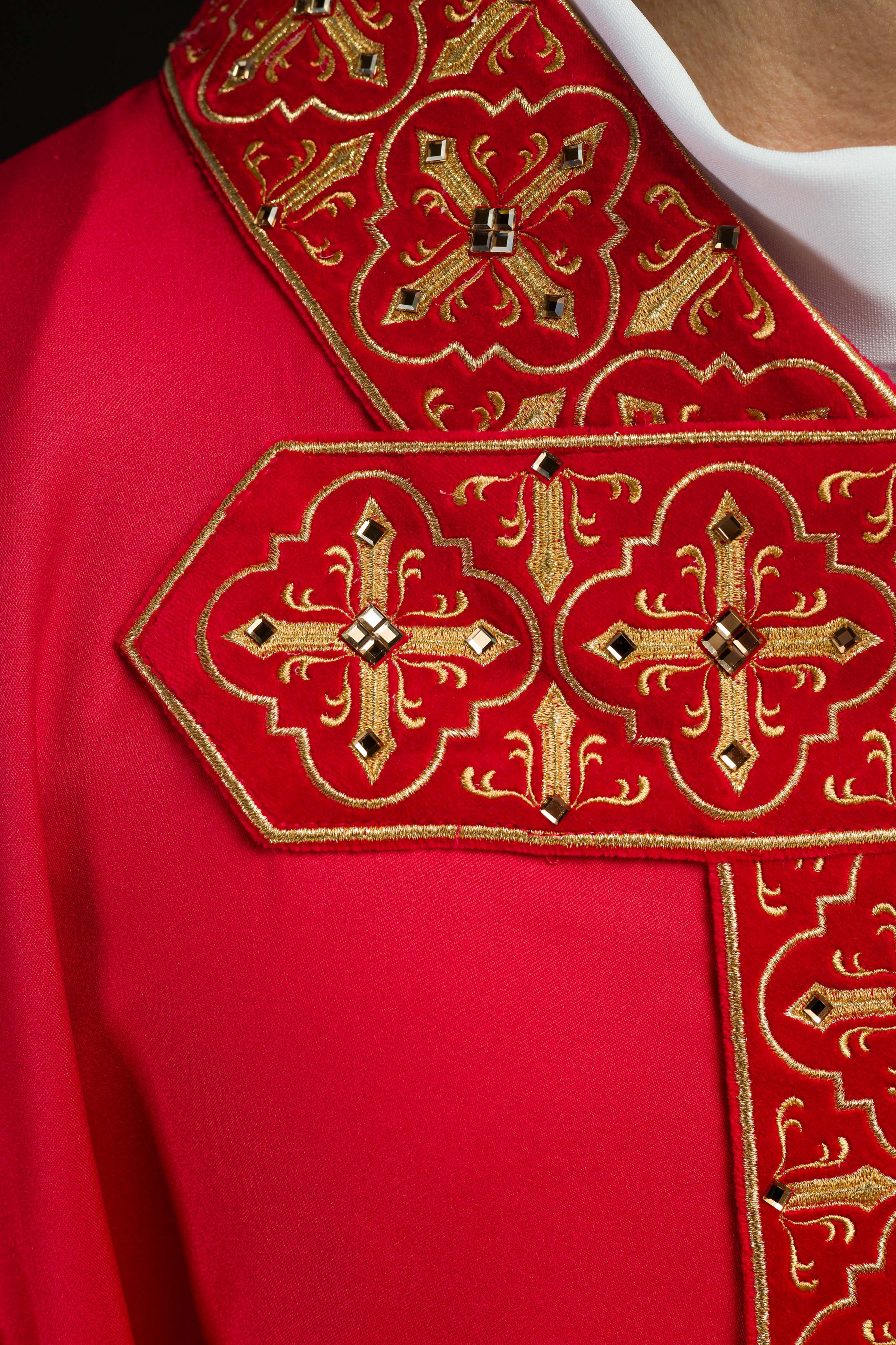 Casulla roja con galón ricamente bordado y decorado con 500 piedras