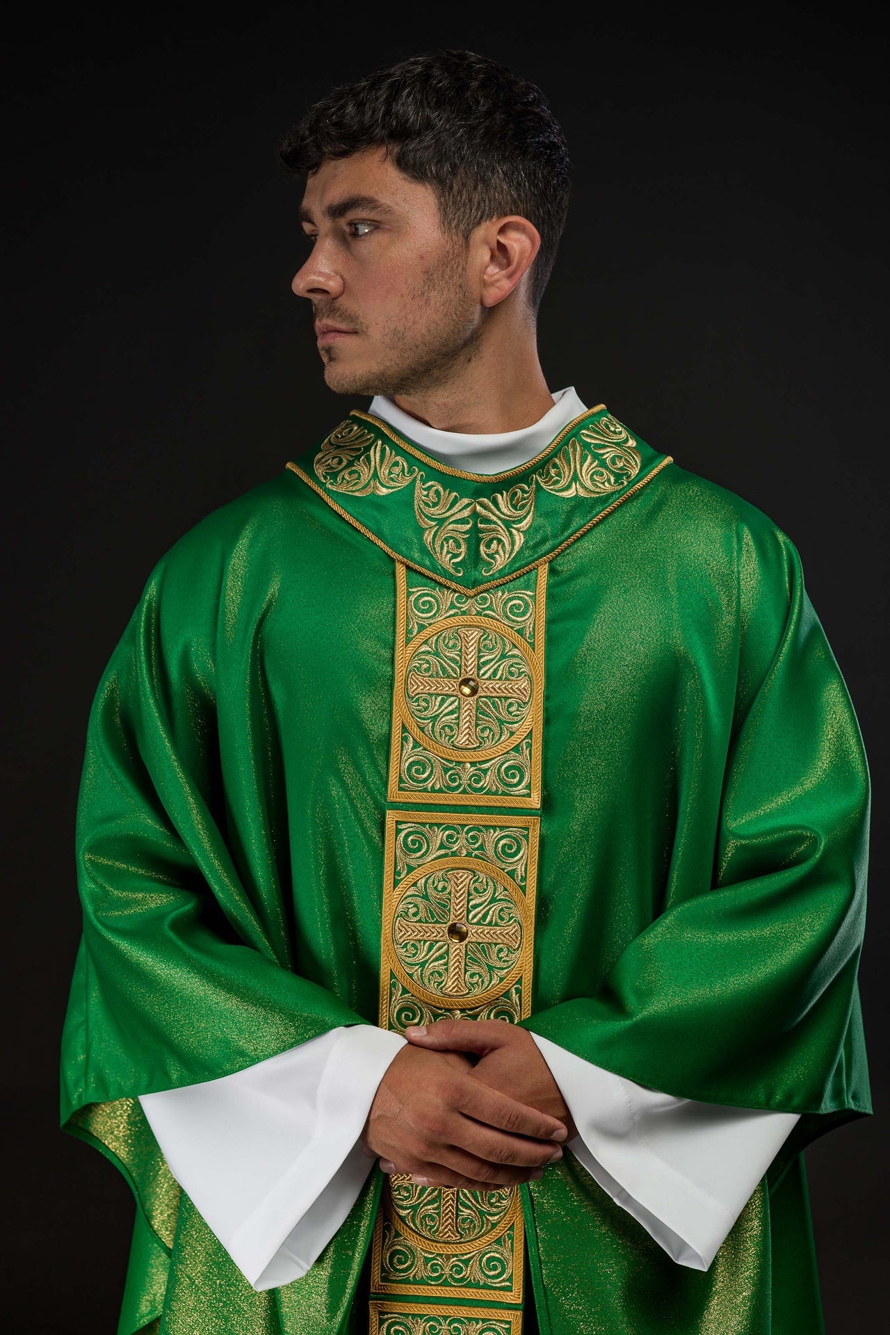 Casulla verde ricamente bordada y decorada con piedras