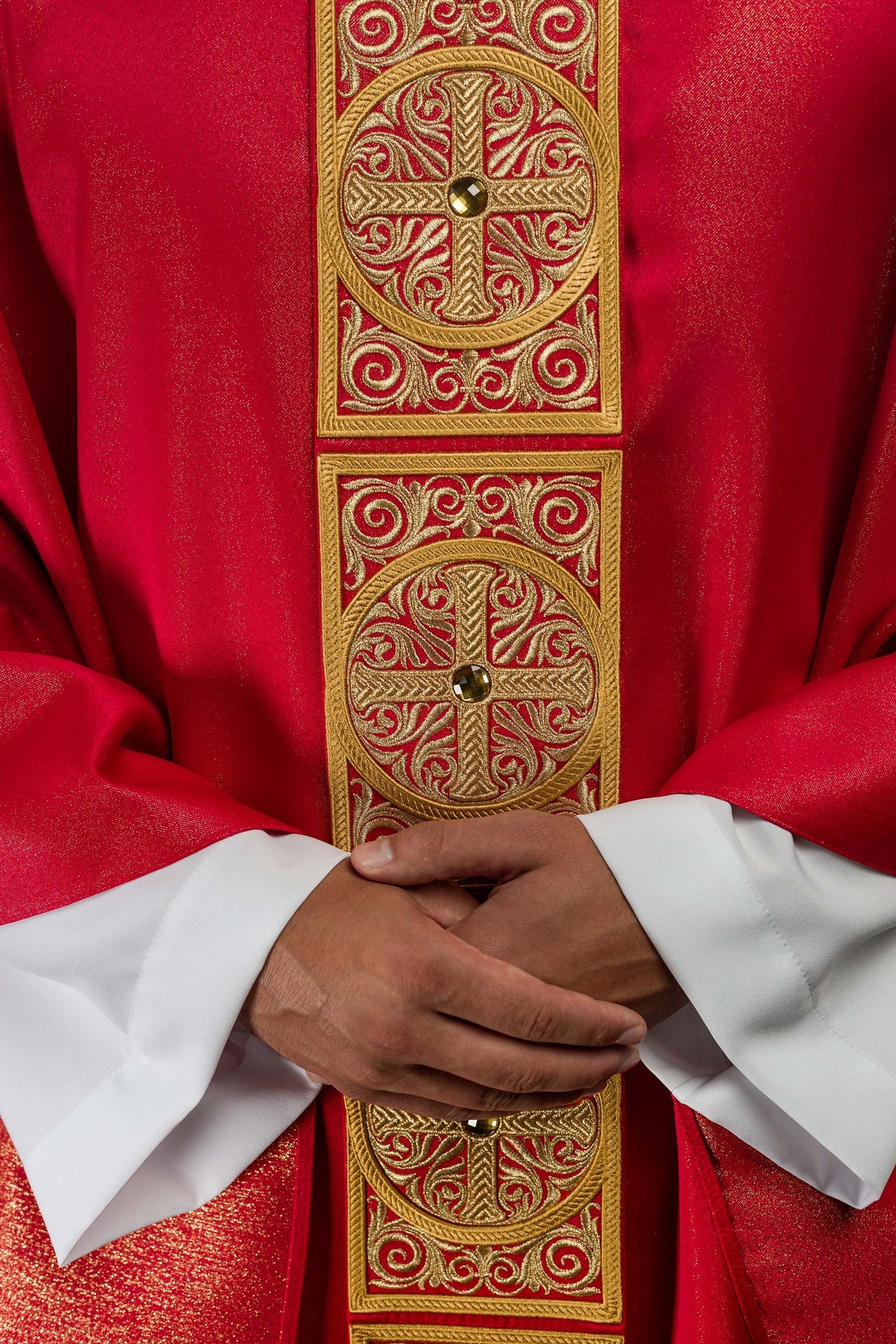 Casulla roja ricamente bordada y decorada con piedras