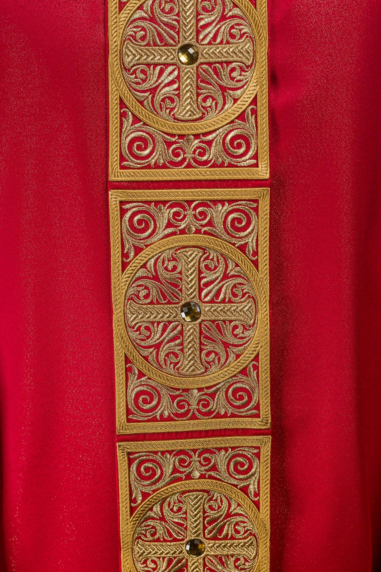 Casulla roja ricamente bordada y decorada con piedras