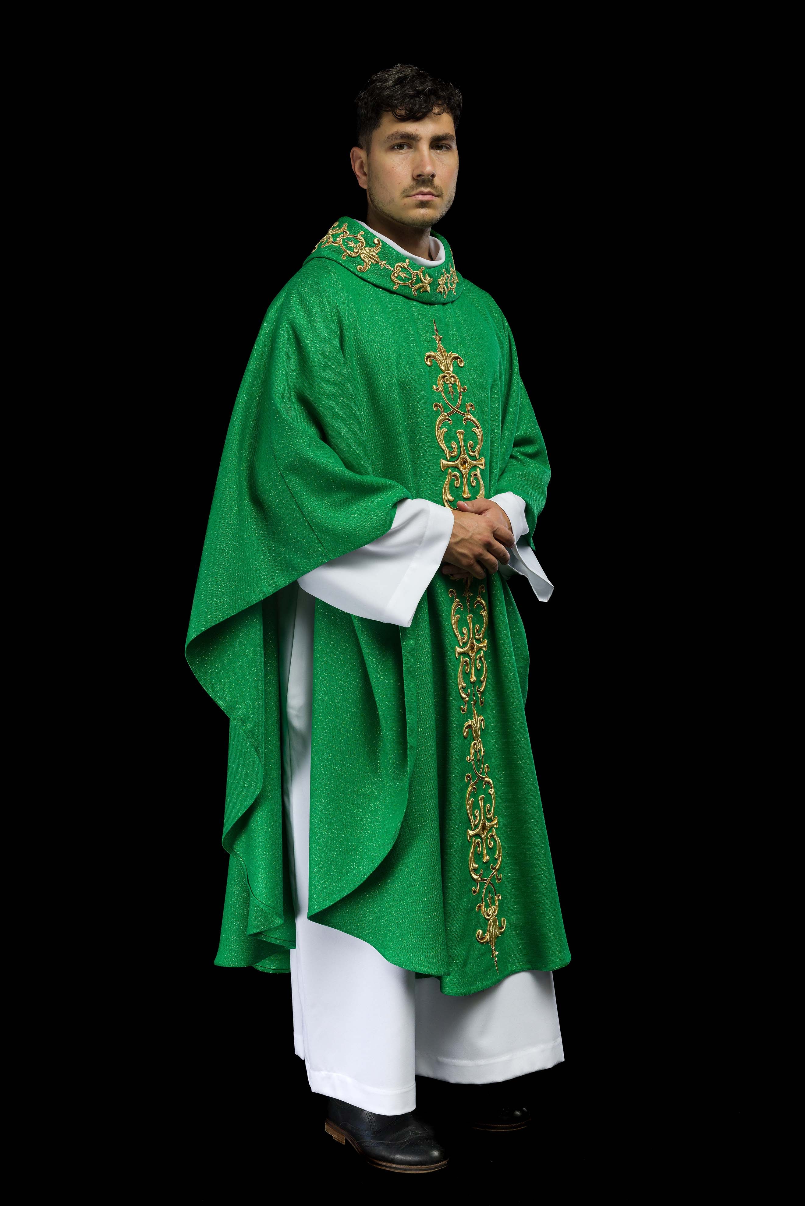 Casulla verde ricamente bordada y decorada con piedras