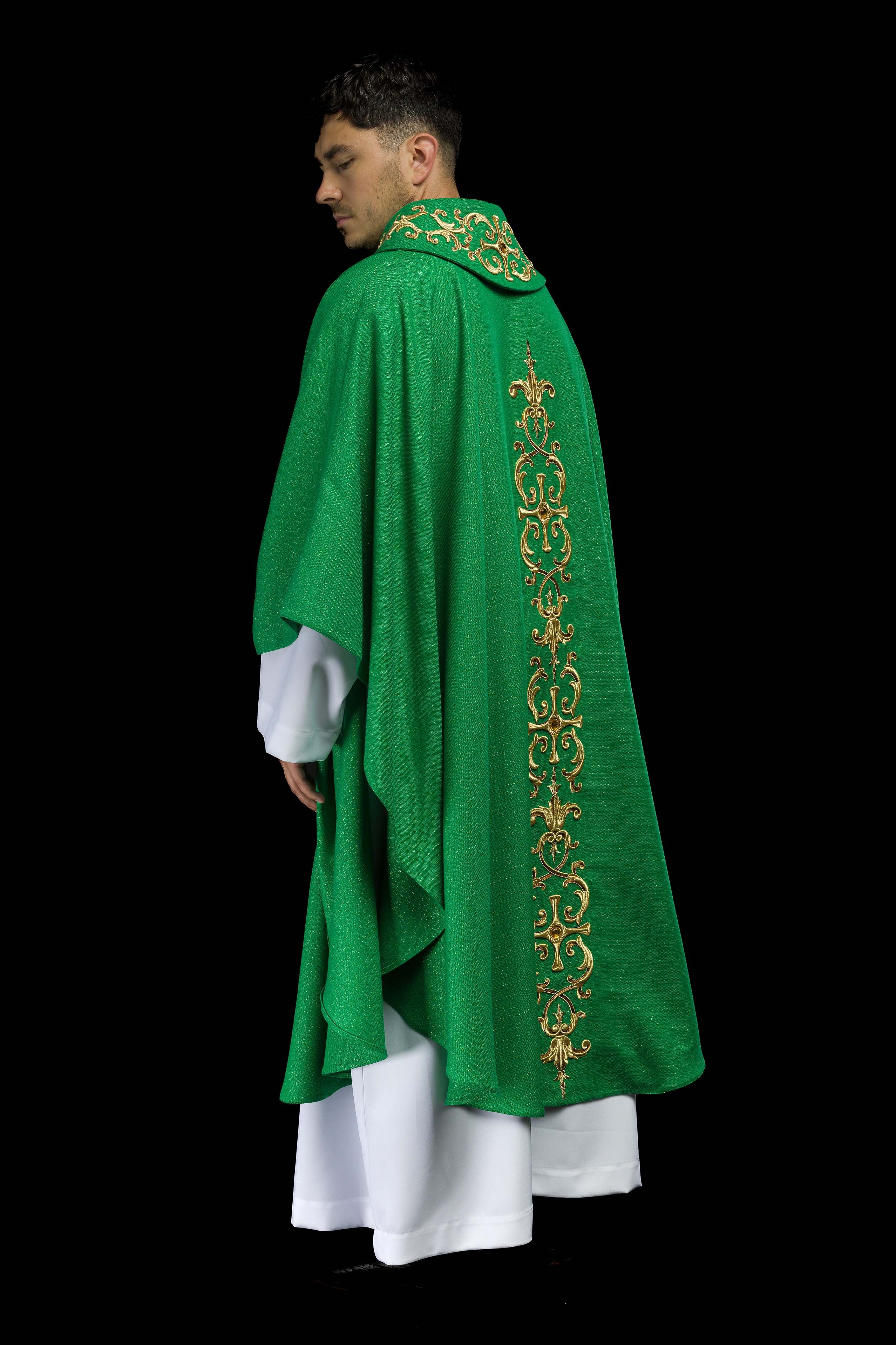 Casulla verde ricamente bordada y decorada con piedras