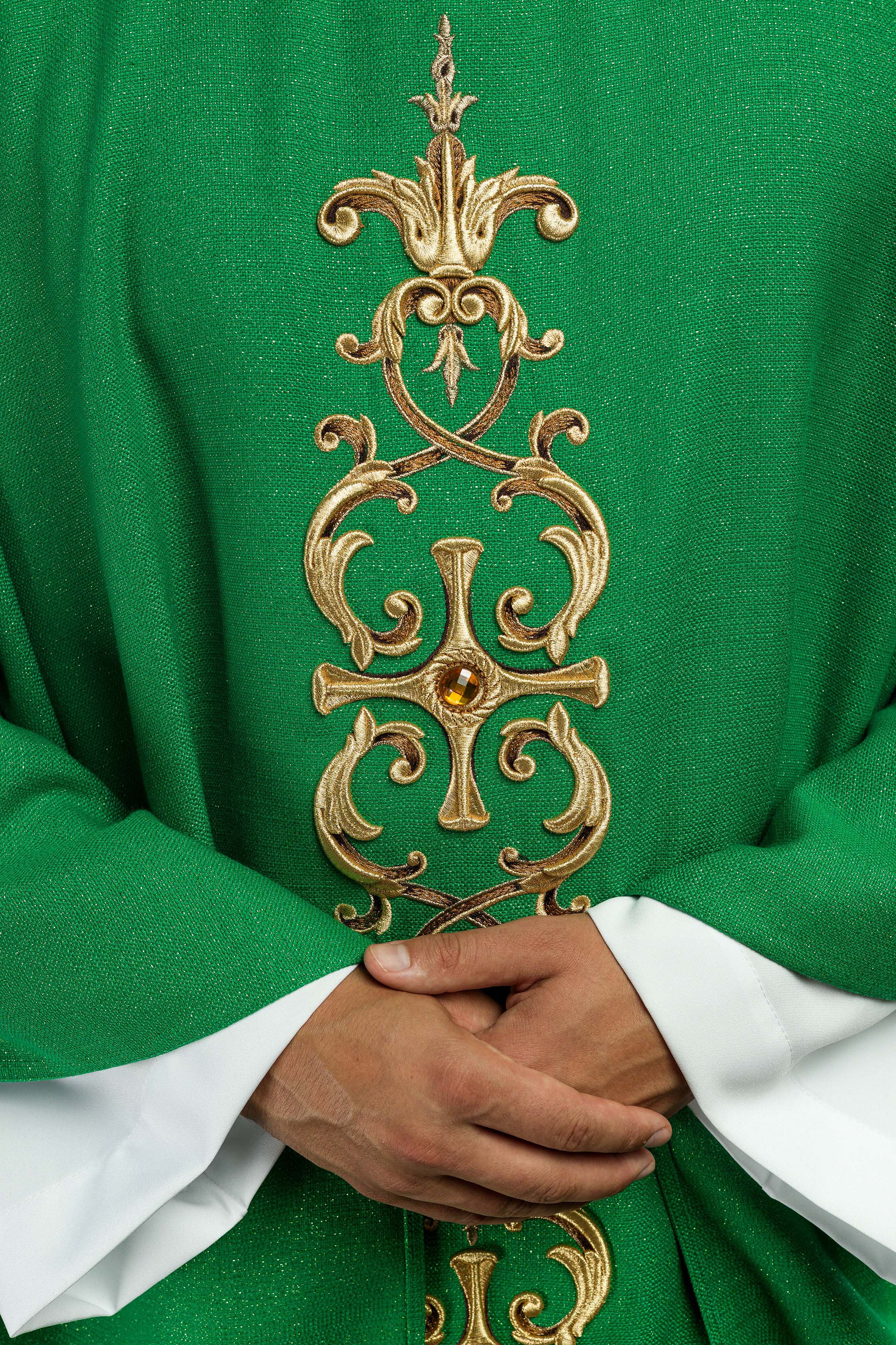 Casulla verde ricamente bordada y decorada con piedras