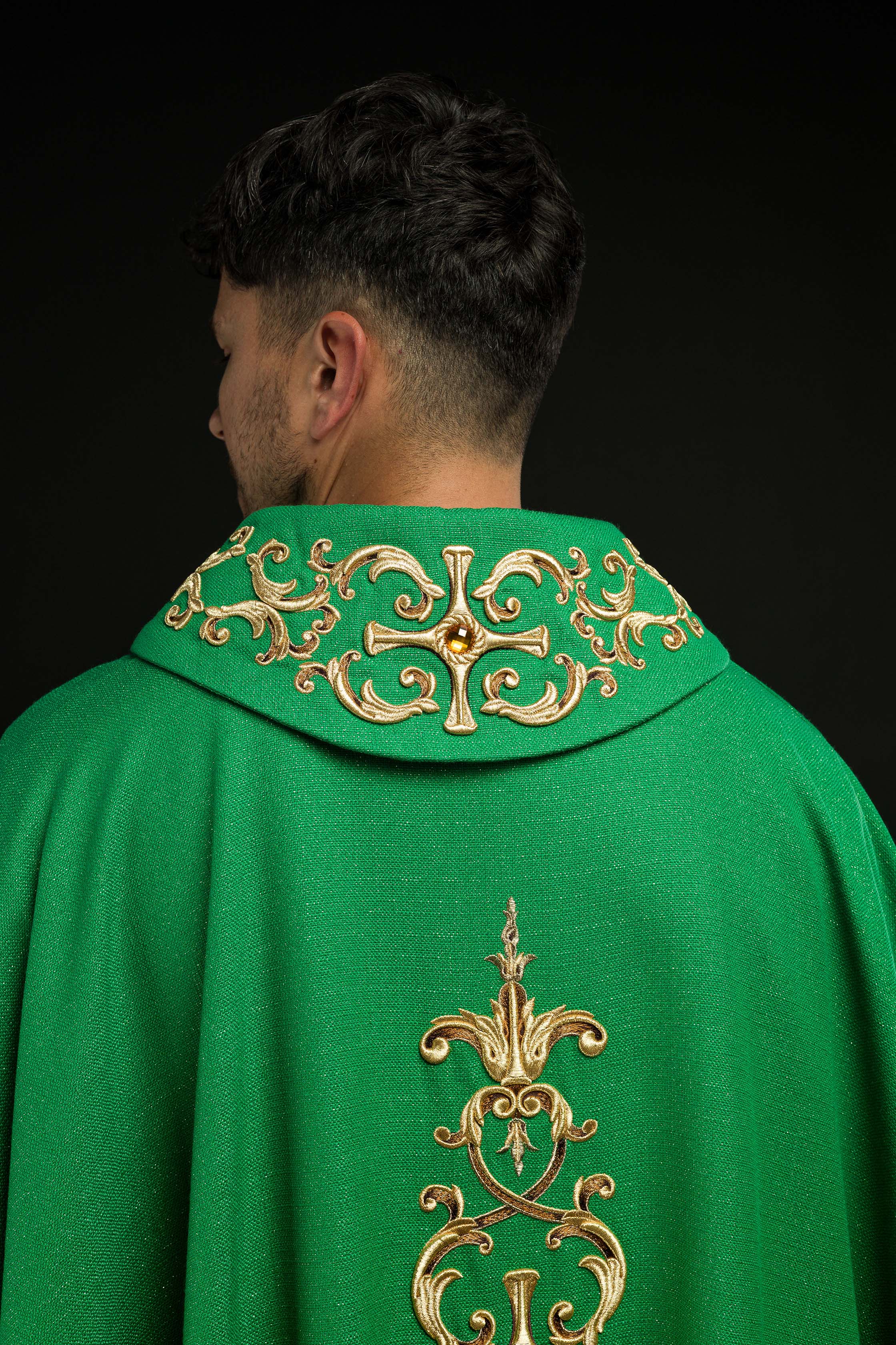 Casulla verde ricamente bordada y decorada con piedras