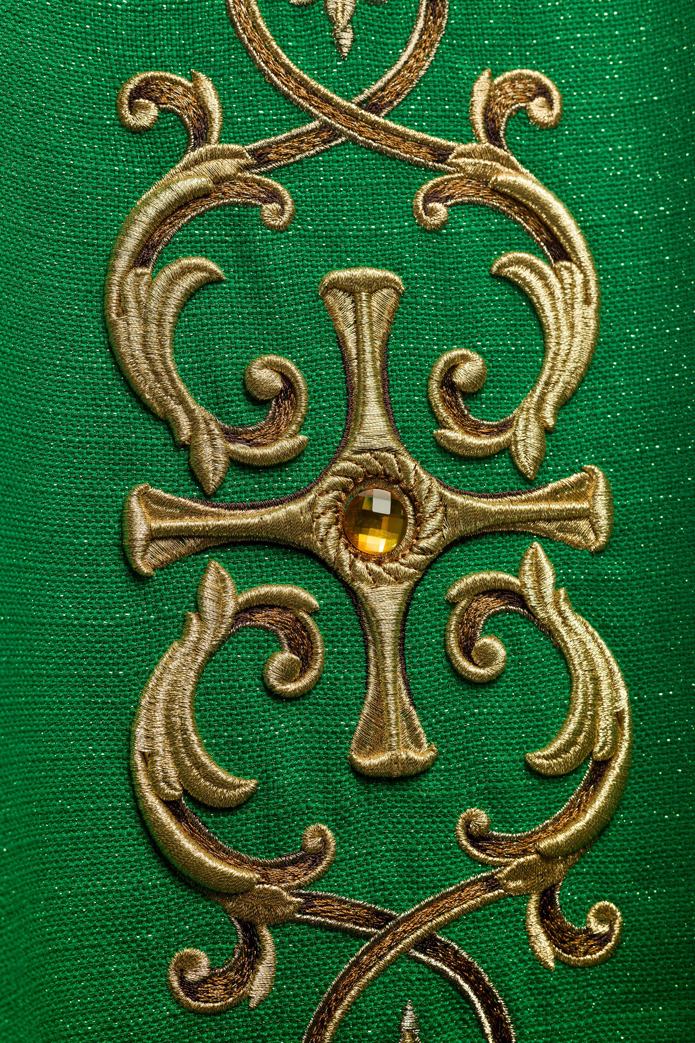 Casulla verde ricamente bordada y decorada con piedras