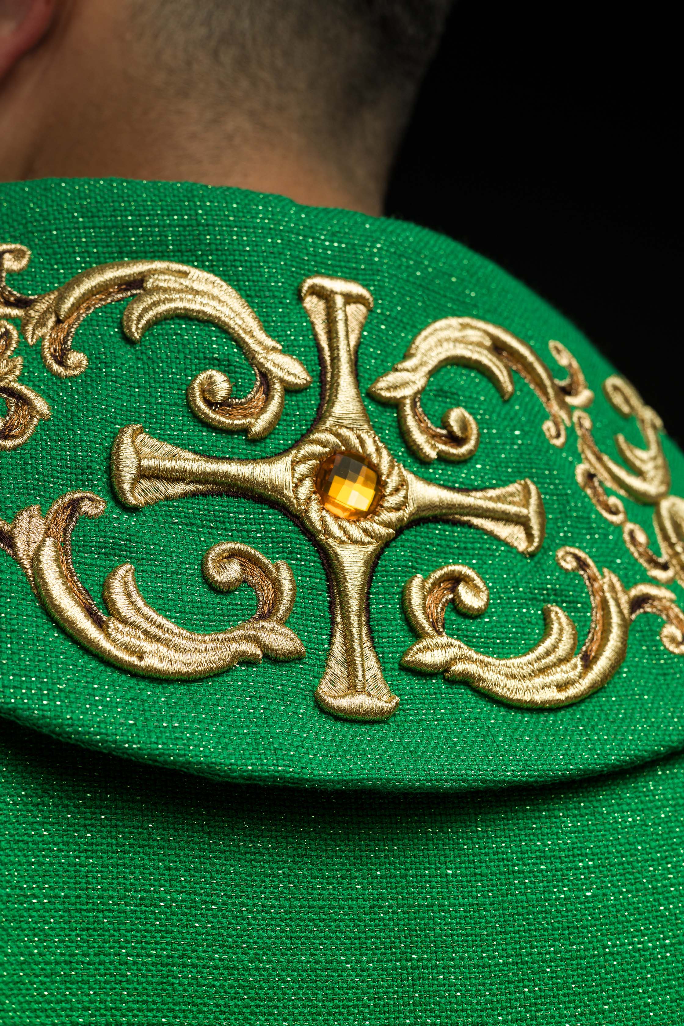 Casulla verde ricamente bordada y decorada con piedras