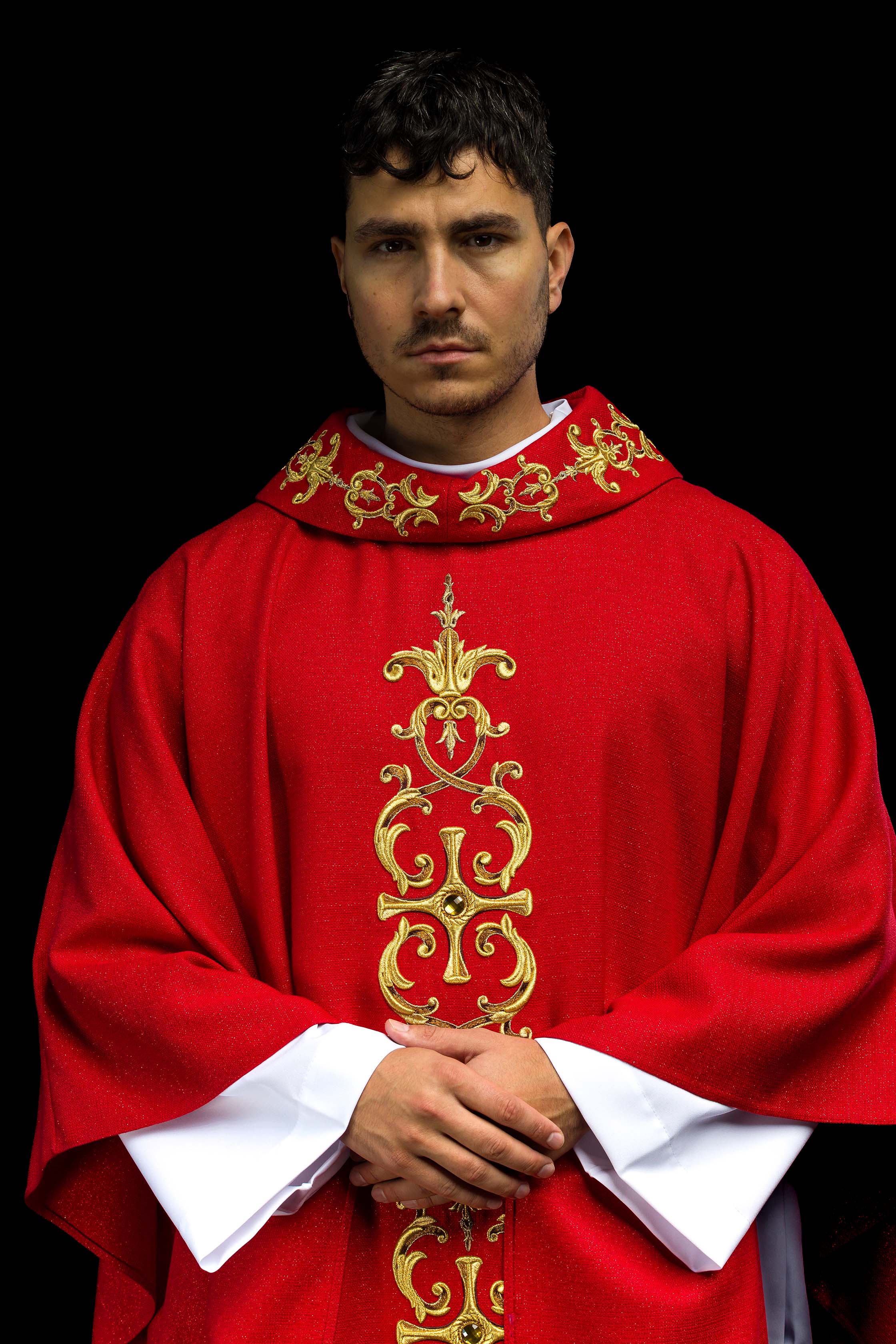 Casulla roja ricamente bordada y decorada con piedras