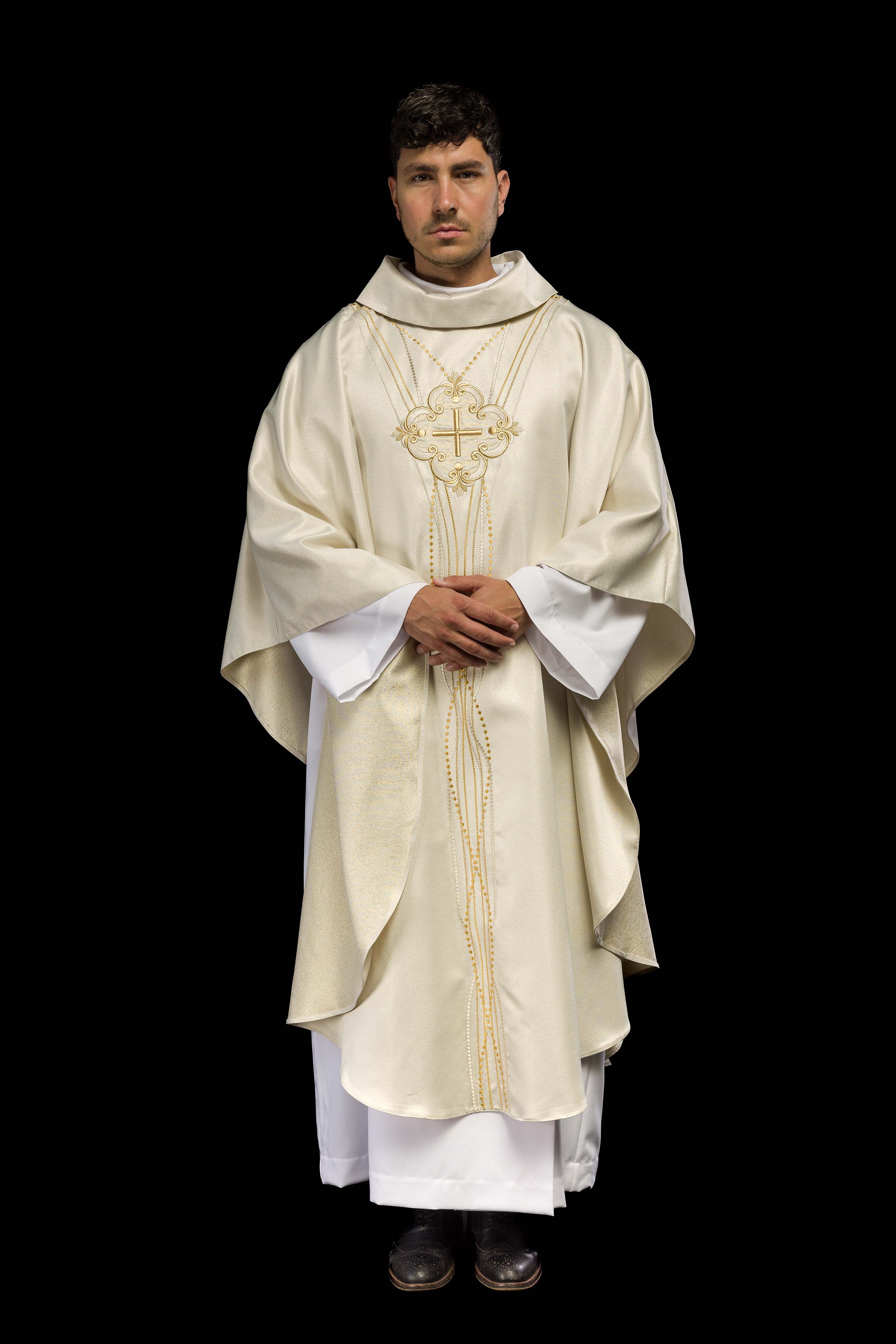 Casulla marfil inspirada en el rosario