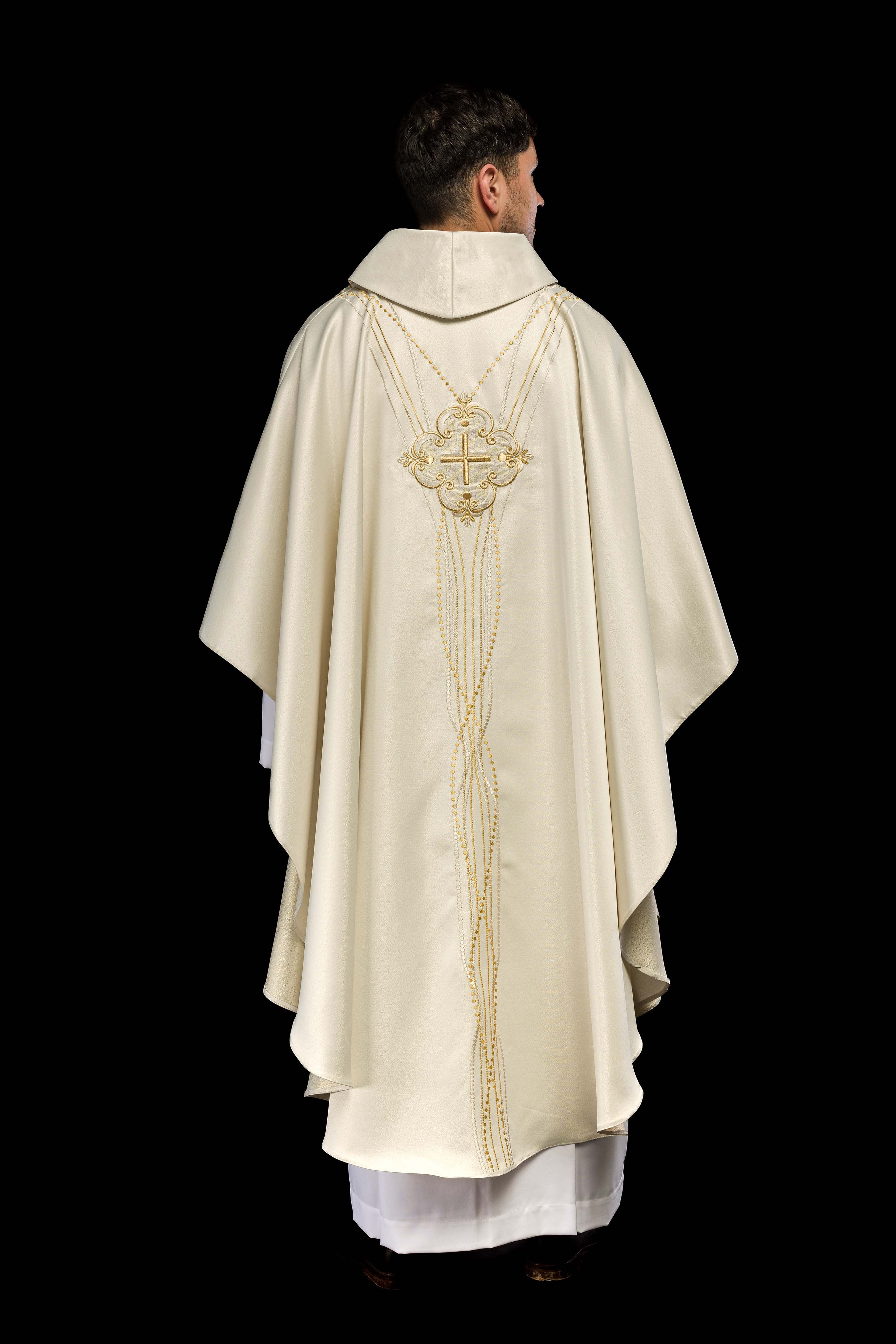 Casulla marfil inspirada en el rosario